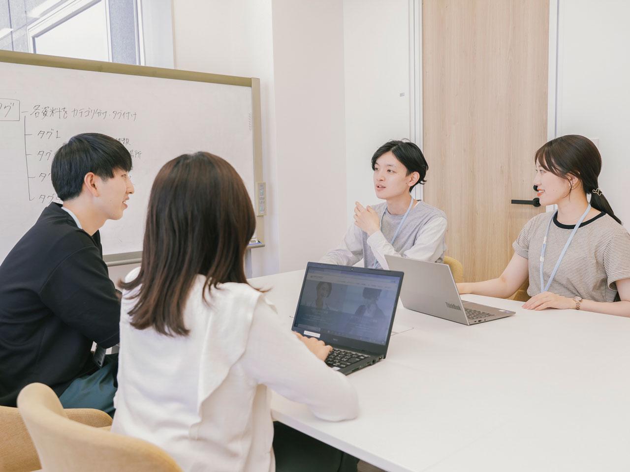 ICTアウトソーシング事業では、主にコンタクトセンターを運営。マネジメントチームを客先に送り込み、再上流の業務企画・設計からオペレーターの手配・教育、マネジメントまでをトータルで受託する「インハウス型」が特徴。
