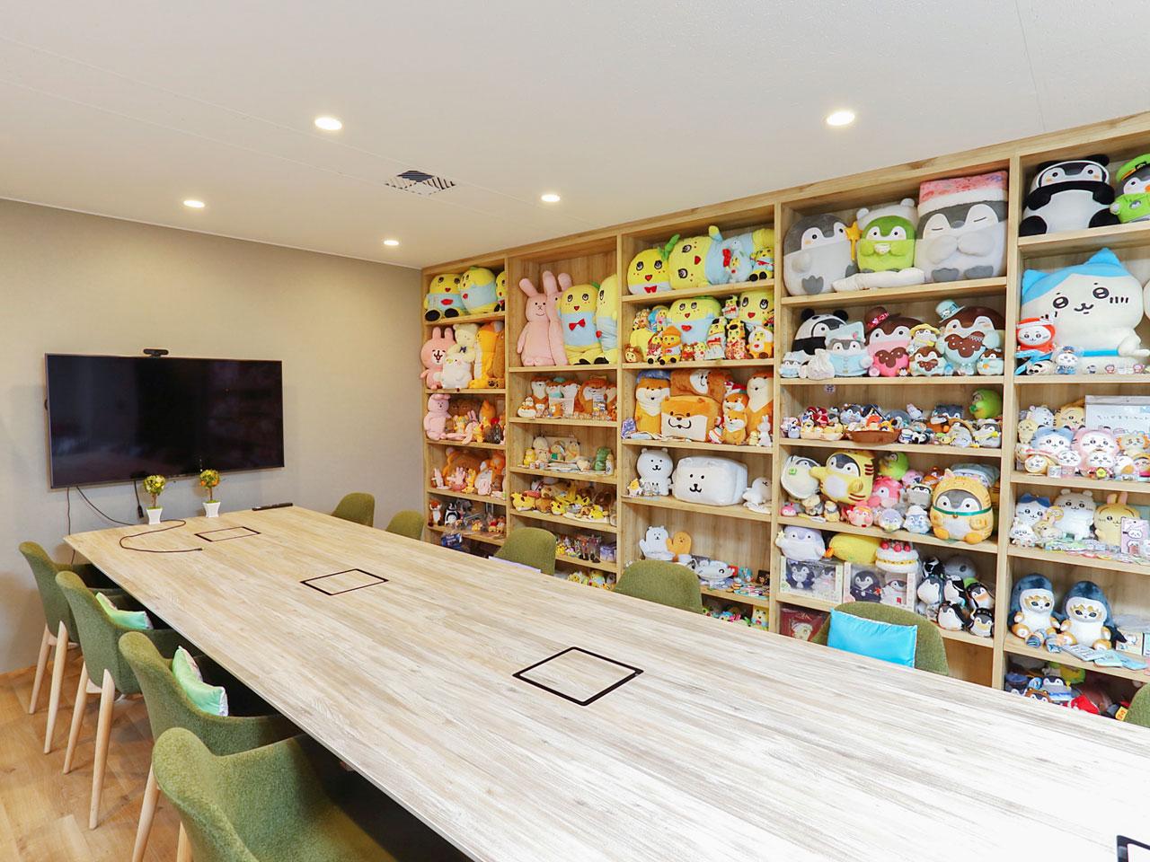 同社が手掛けるキャラクターは「ふなっしー」や「ちいかわ」「コウペンちゃん」他、枚挙にいとまがない。