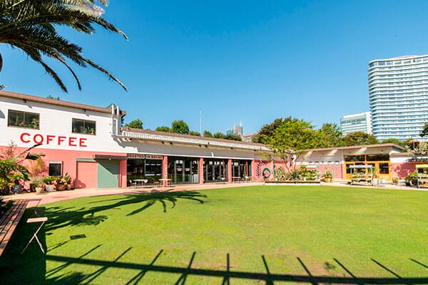 緑豊かな広場と、既存倉庫をコンバージョンしたカフェ、ショップ、オフィスからなる複合施設「SHARE GREEN MINAMI AOYAMA」(港区南青山)
エリアの活性化と新たなコミュニティ創出を実現。
（2019年度グッドデザイン受賞）