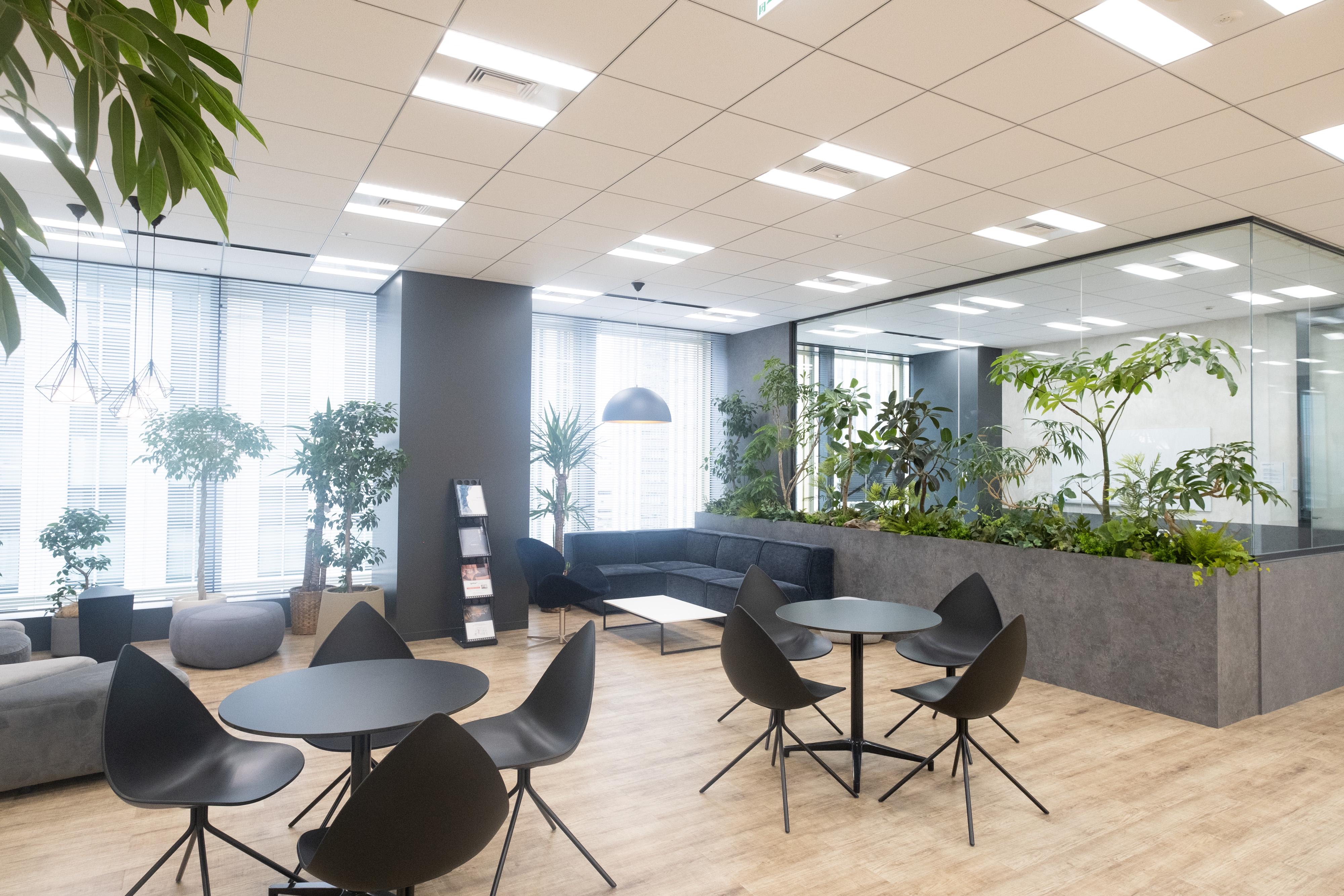 フラットでオープンな環境。役職ではなく、◯◯さんづけでの呼称、社内フリーアドレスで、経営陣との距離が近い。