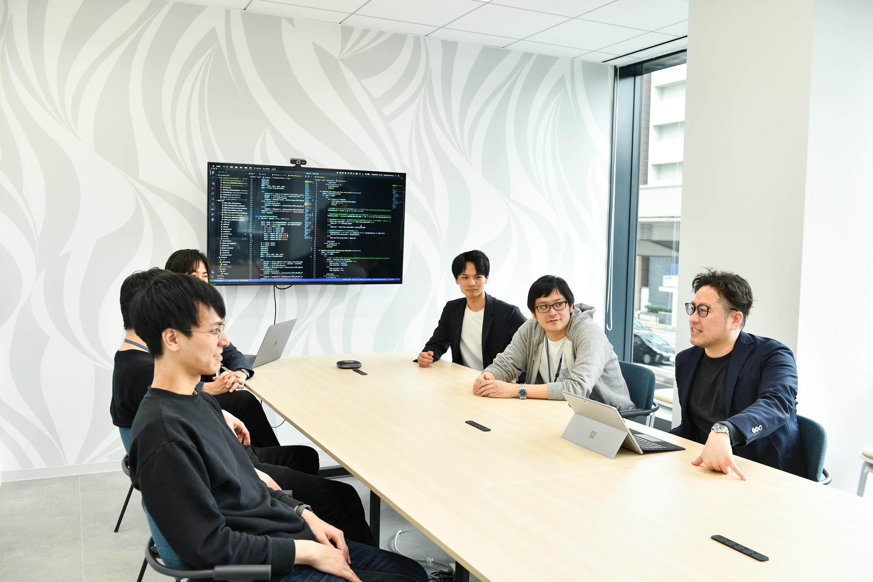 グループ会社が自社サービスを利用しているためフィードバックサイクルが早いです。またエンジニア自身もプロダクトを使う顧客の声をとりに行くため、「使われる機能」に対して全力で開発に取り組むことができる環境です。