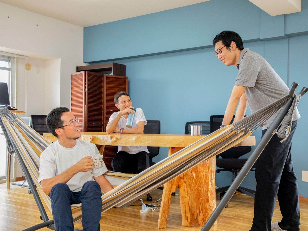 自主自立で大きな自己裁量権、オープン・フェアネス・多様性といった風土、フルリモート・フルフレックスの働き方も特徴的。