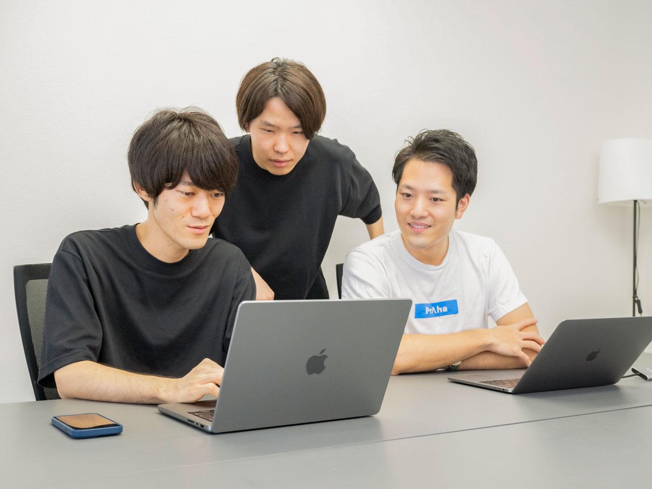 同社では、毎朝の活発な社内勉強会以外にも、「部活動に対して毎回5,000円を会社が負担」「技術書は会社の予算で買い放題」「半年に一度豪華旅館に宿泊旅行」「隔月でメンバーの居住地近くまで出向いてワーケーション」等、学びとチームのコミュニケーション活性化のための制度や取り組みには枚挙にいとまがない。