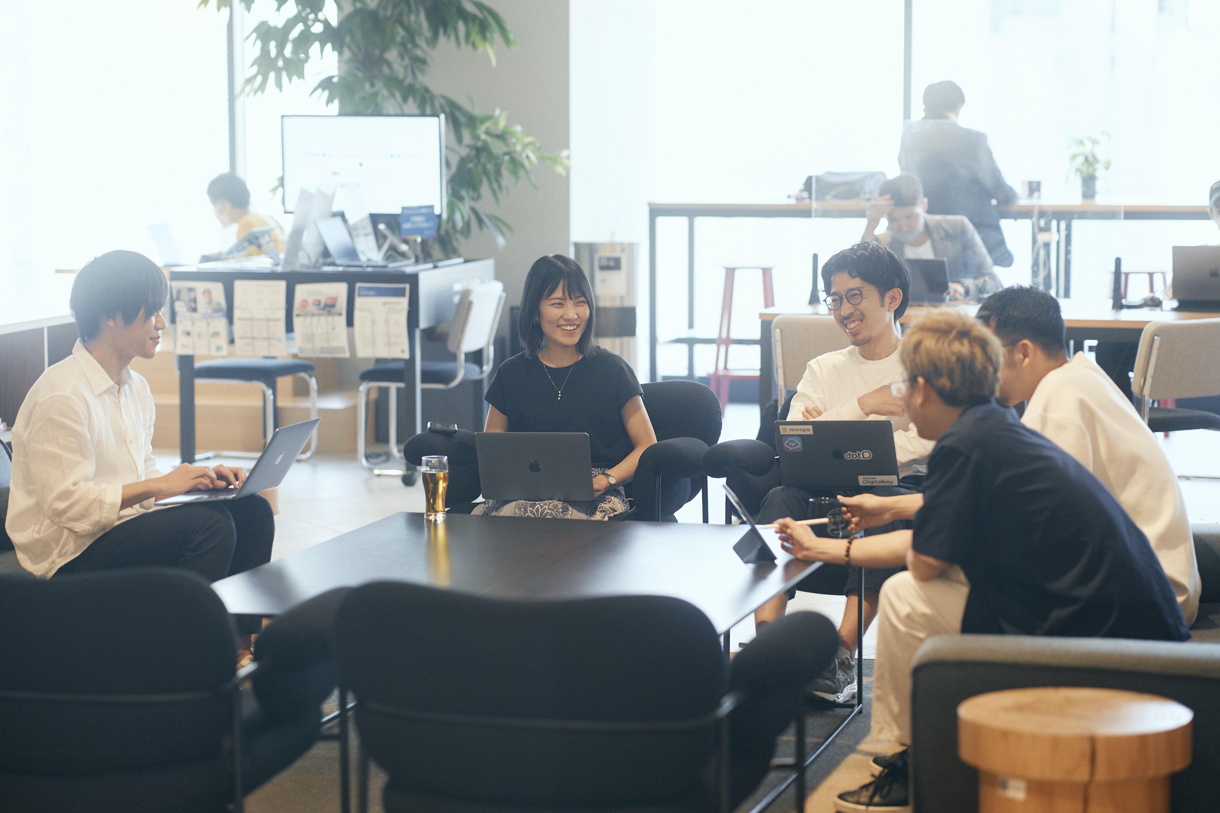 小野田氏を筆頭に、大企業で規模の大きなビジネスに携わってきたメンバーが多いdotD。他のベンチャーとは一味違った「成熟したビジネススキル」を持ったメンバーが集まっているのも、同社の強みだ。