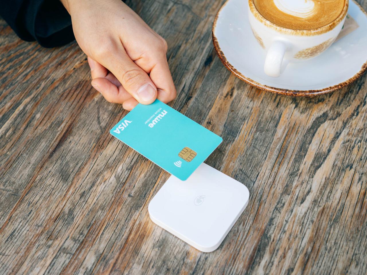 企業はプリペイドカードを従業員に発行。これにポイントを付与し福利厚生を支給