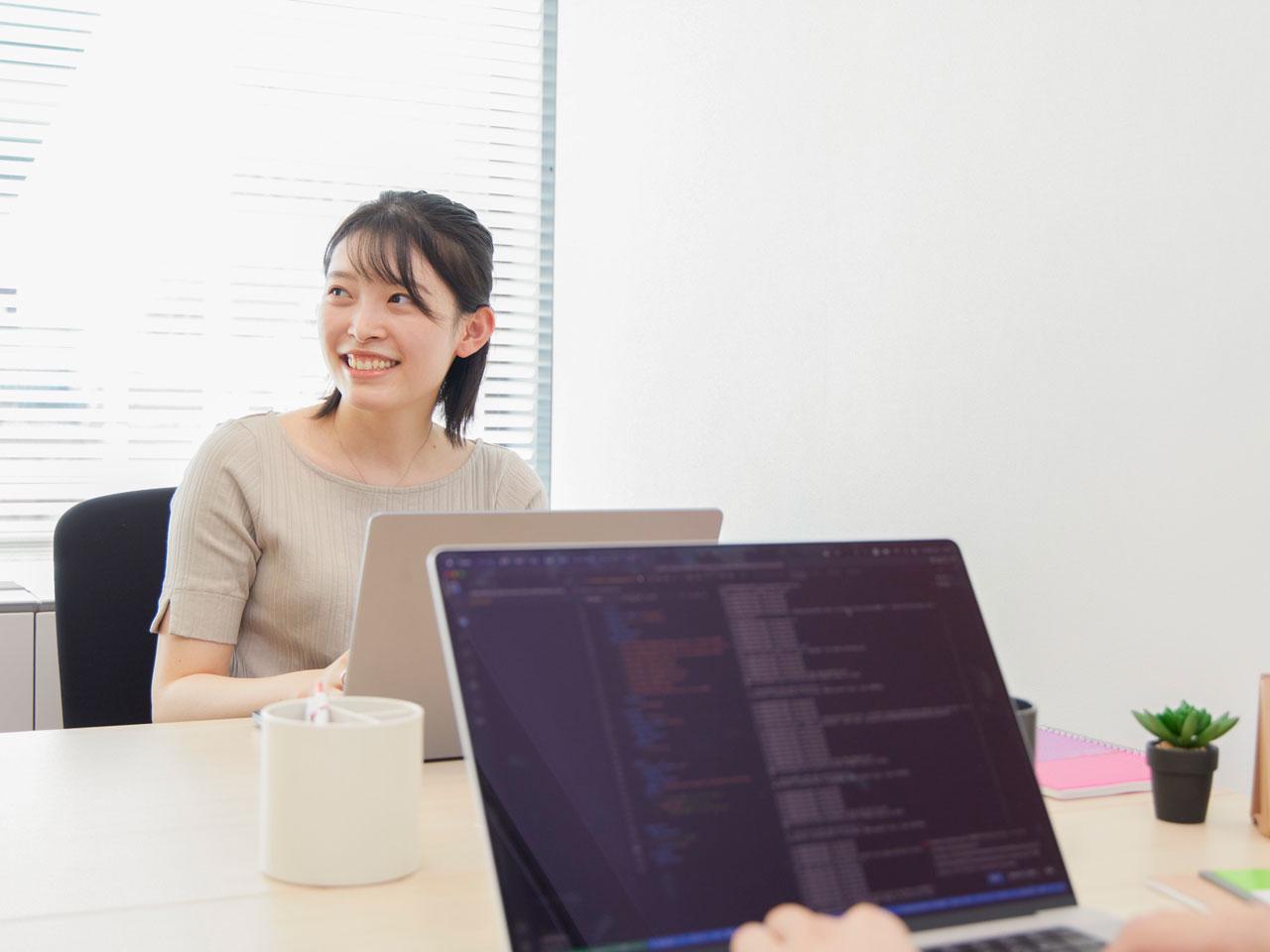 創業7年目である2024年現在、わずか10名（業務委託を含め25名）の組織、ネームバリューもまだない中で、同社は創業以来、ほぼ100%大手企業との直取引実績をコツコツと生み出している。