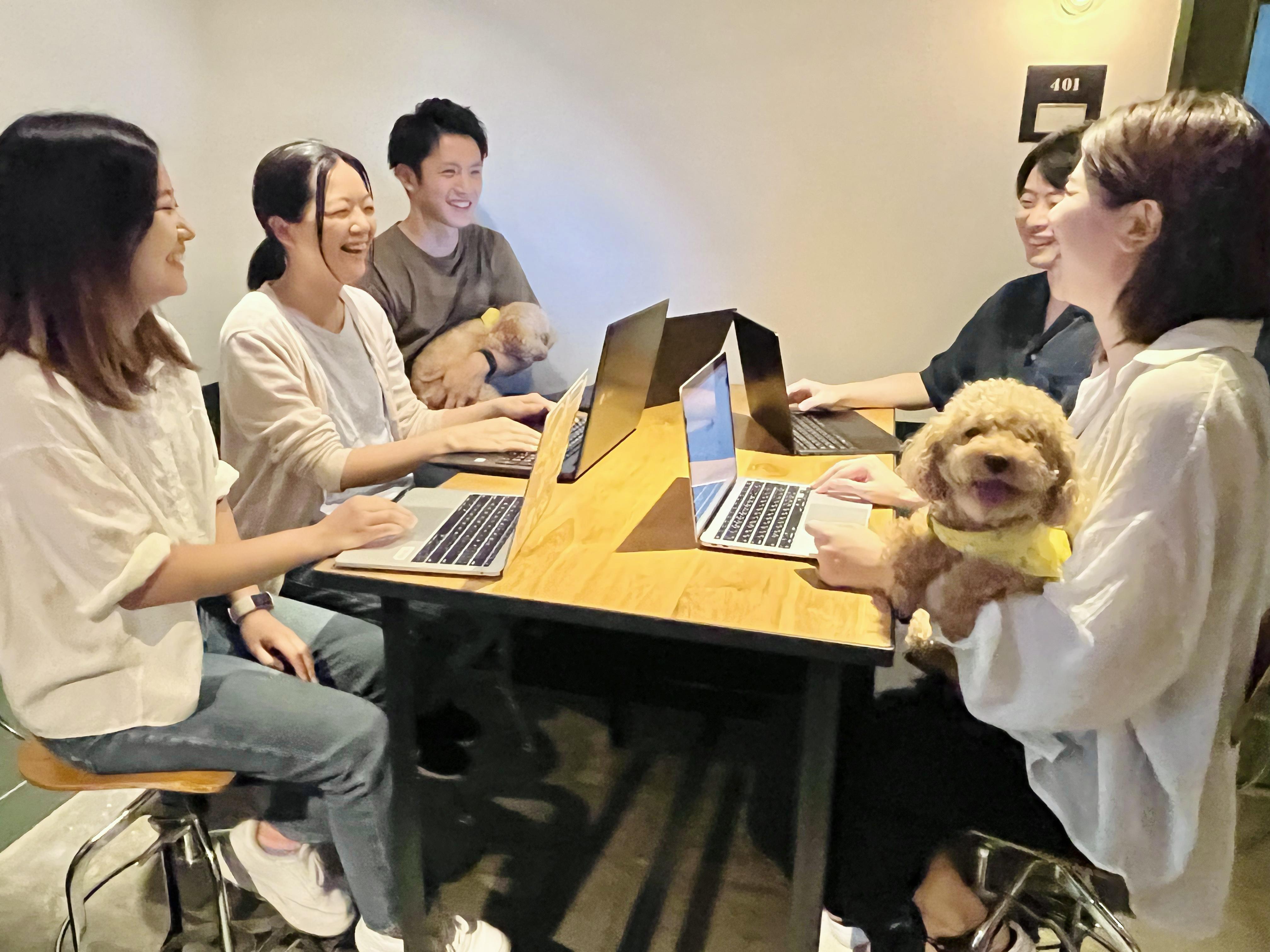 「Furbo」事業は、成長を続けるペット市場とIoT領域のハイブリッド事業という、将来性の高いビジネスモデルだ。最先端のマーケティングを学び、実行しながら、仲間と市場を切り開いていく喜びや醍醐味もある。