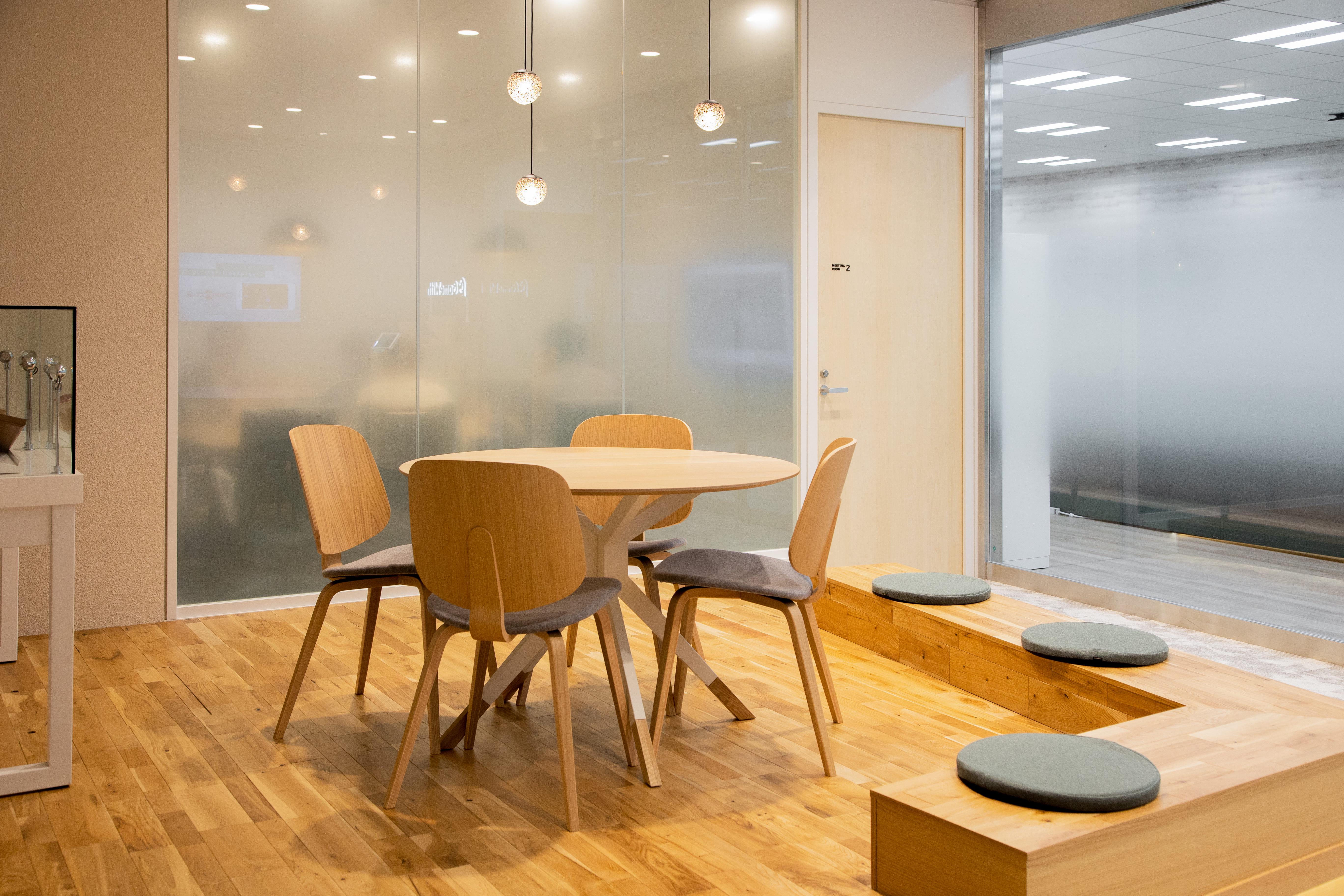 暖かみと先進性を兼ね備えたデザインのエントランス