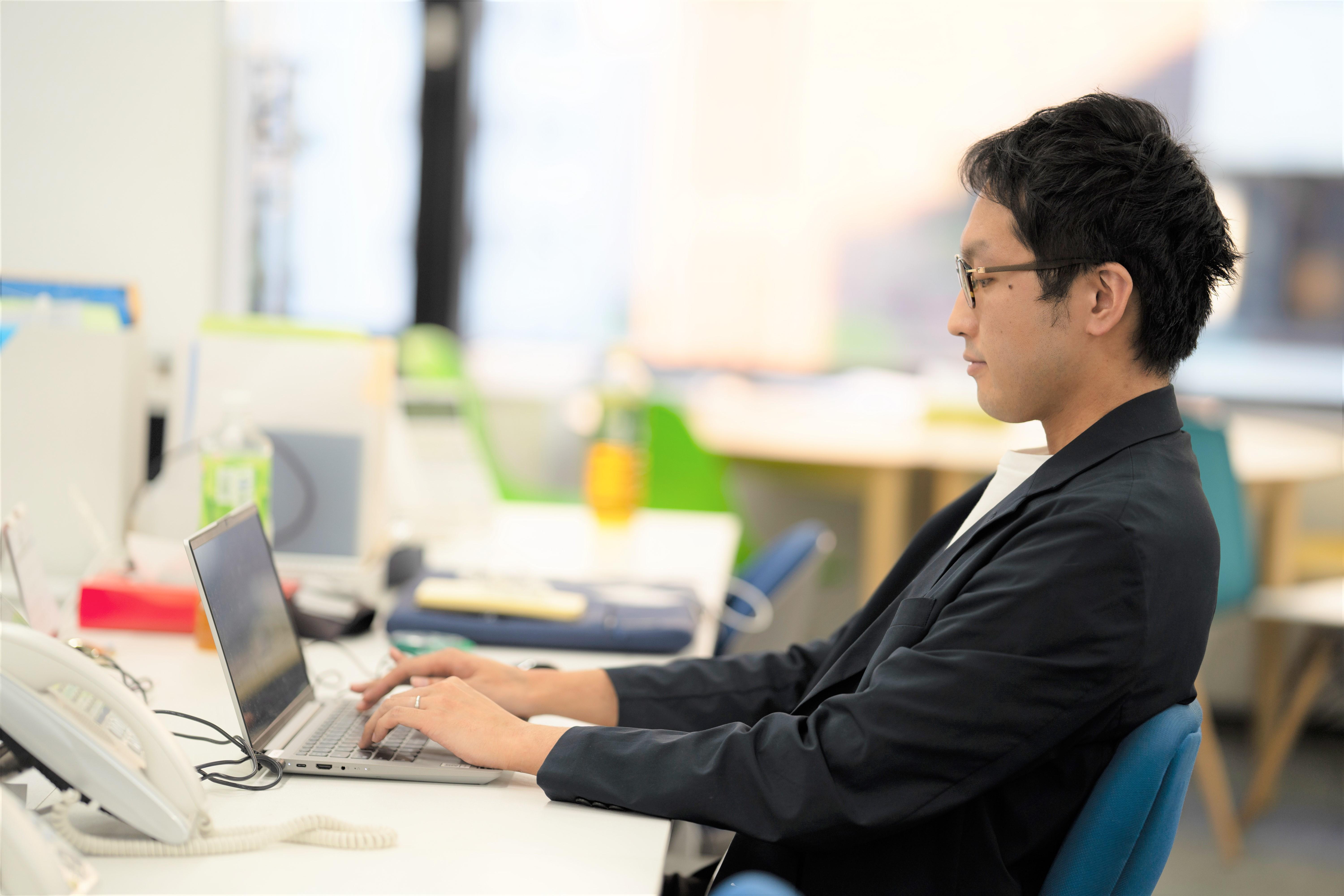 社員数に対して事業が多角化しており、社会トレンド的にも大きな成長が見込める業界のため、意思あるメンバーに積極的に責任を譲渡する風土です。専門的な知識も必要な業界ですが、新卒も多く教育プログラムもしっかりと組んでいるため、知識を身につけながら、実践的な業務をこなすことでき、若手の成長スピードがとても速い会社です。