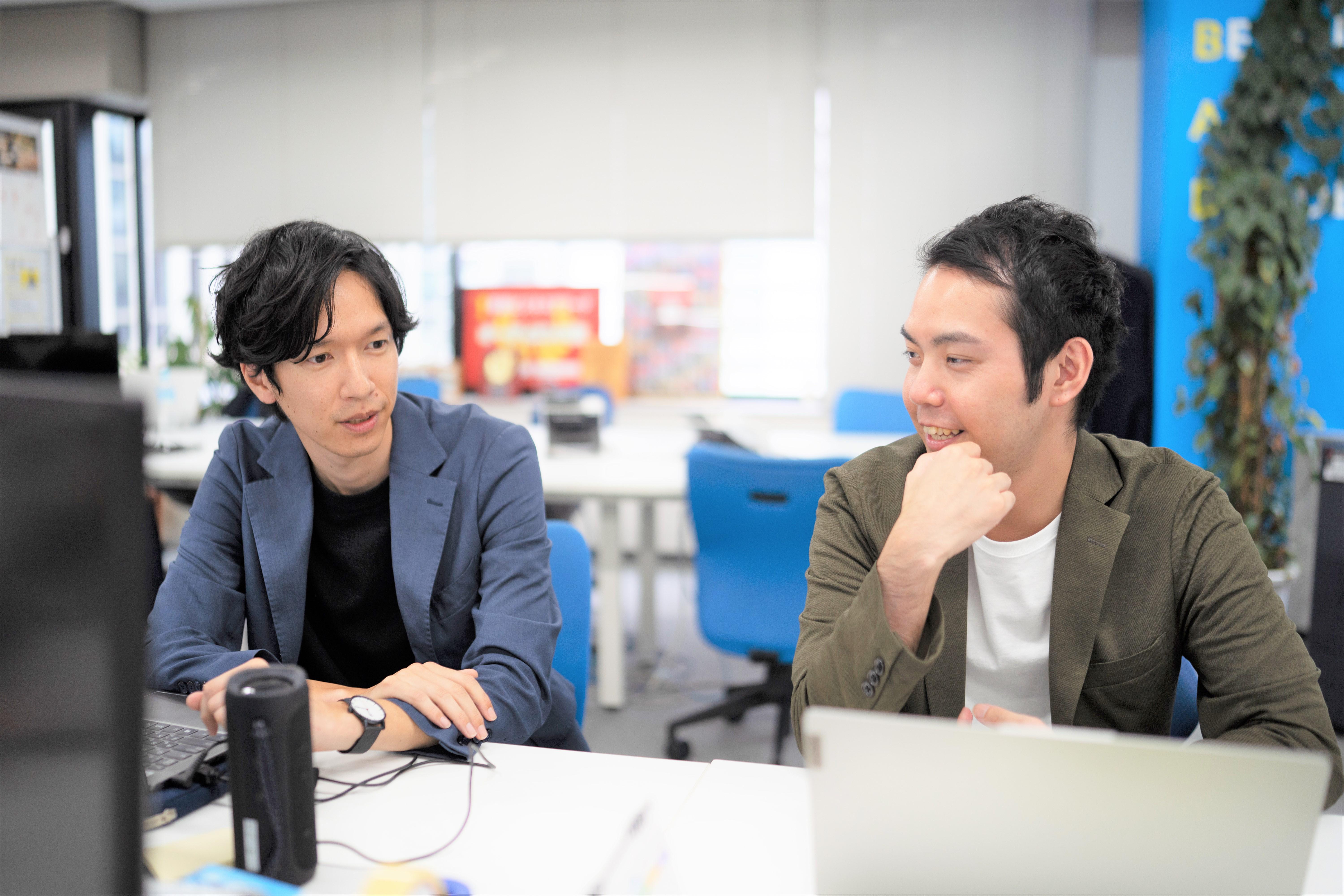 「当事者として、人として」というスピリットが表す通り、当事者意識を持ちながら、相手を尊重して意見を言い合う風土です。ワンフロアのオフィスで社長から新卒までデスクを並べ積極的に質問し合っています。事業を推進していくために、年齢や役職に関係なく意見を求められる環境です。ハンデを背負う方の支援をする我々だからこそ、その社内こそフラットでないといけません。