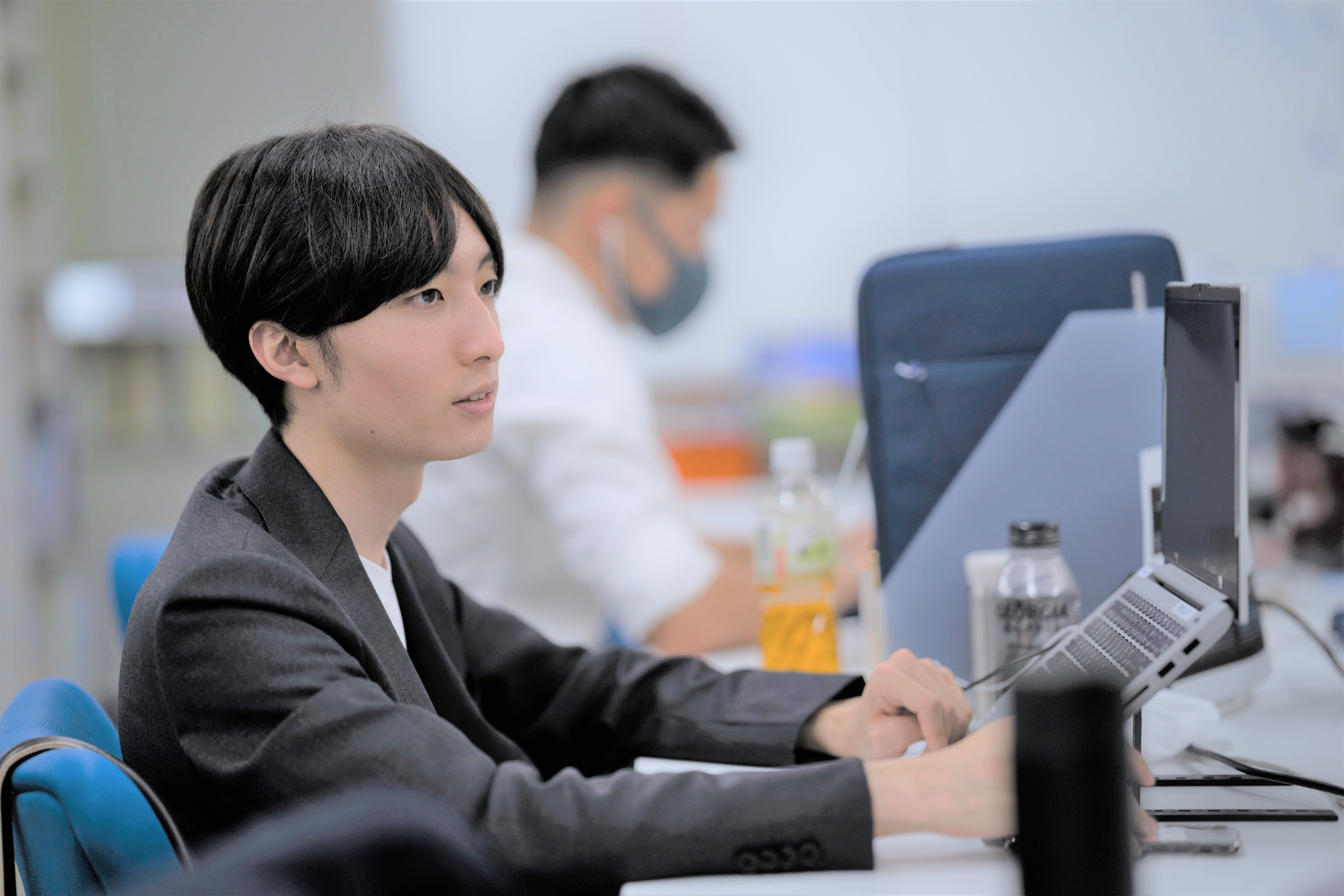 「超、ポジティブ」というスピリット通り、失敗を恐れずにあらゆることに本気で挑戦し「できない、ではなく、どうすればできるか？」と、ポジティブに乗り越えていくことを推奨する風土です。我々のミッションは「誰もが挑戦できる社会をつくる」こと。その”誰もが”というのは社員も含まれ、年齢や役職に関係なく、社員の挑戦は会社として応援しています。