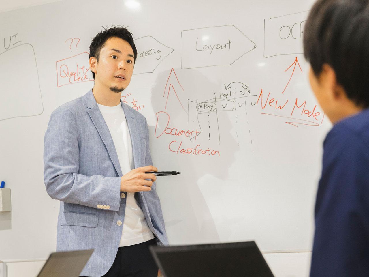 同社は現在、ベトナムのハノイとホーチミン、台湾の台北に研究所を構えている。ベトナムでは人工知能に特化したインターンシッププログラムを運営していて、ハノイ国家大学・ハノイ工科大学（日本の東大・東工大クラス）の優秀な人材を安定的に採用できる仕組みを構築している。