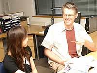 ＜社内には常駐のネイティブ翻訳者がいて、<br />いつでも英語について質問できる環境です。<br />難解な日本語の理解力は日本人以上です。＞