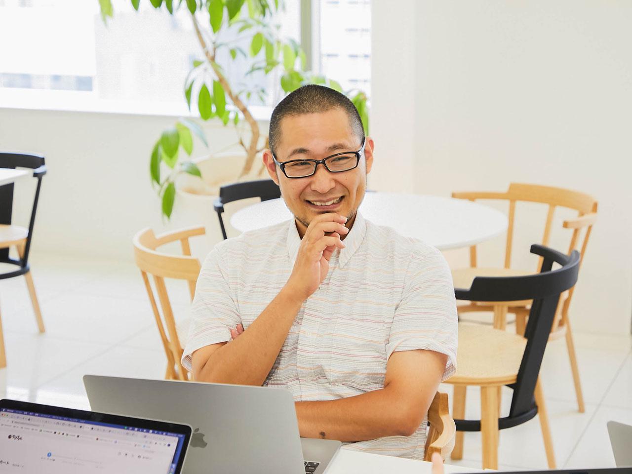 社員のバックグラウンドは多種多様。自由な社風のもと、社員同士もそれぞれを尊重し合って和気藹々と働いている。