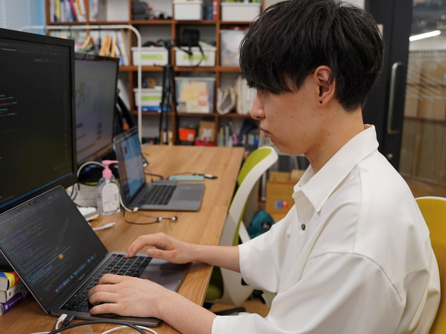 月平均の残業時間は30時間以内。講習会参加費の補助や、PC購入補助、家賃補助、勉強会・交流会の参加費補助等の福利厚生も魅力的だ。