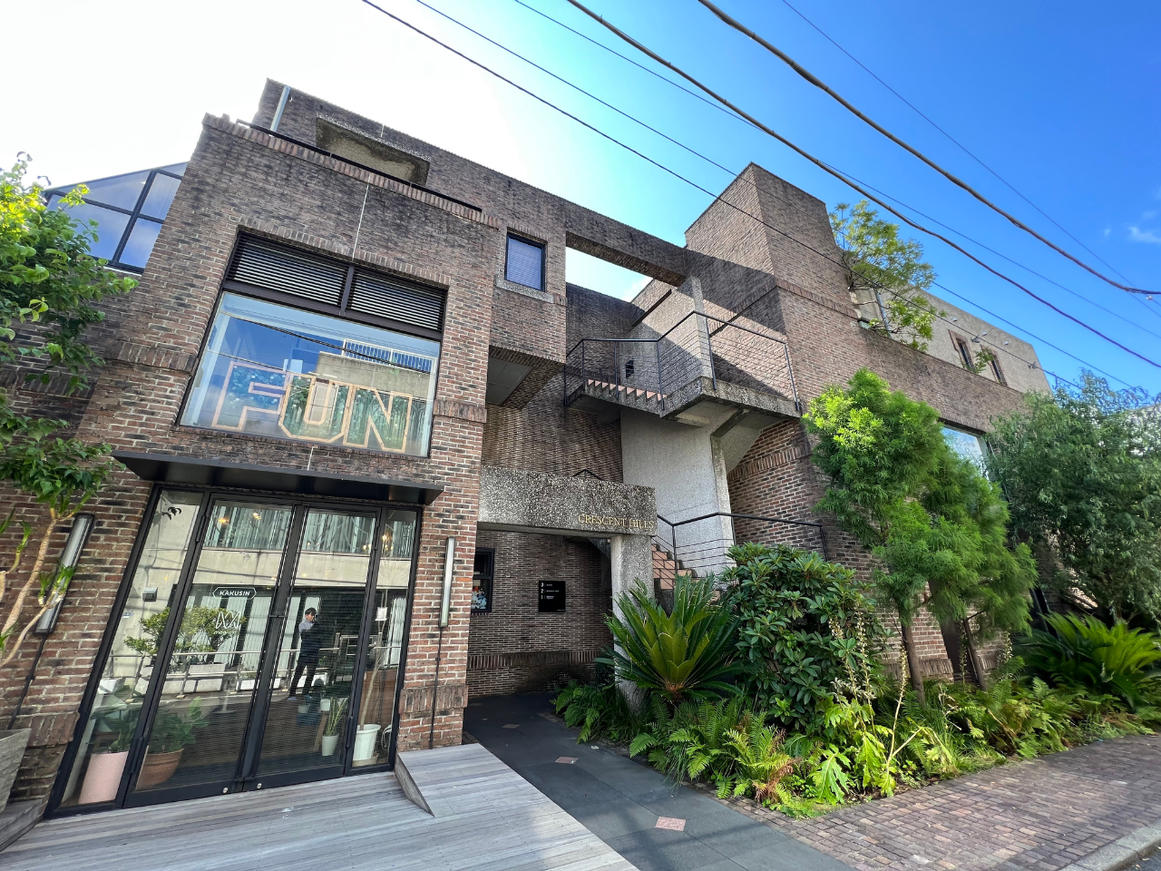 2022年8月に表参道にオフィス移転！食からスタートした当社らしいオフィスとして、執務スペースにキッチン併設。