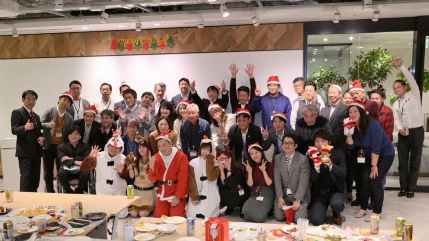 風通しが良く、社員同士の仲も非常に良好。働きやすい環境の中で伸び伸びと仕事にチャレンジできる環境だ（撮影日はコロナ禍前）。