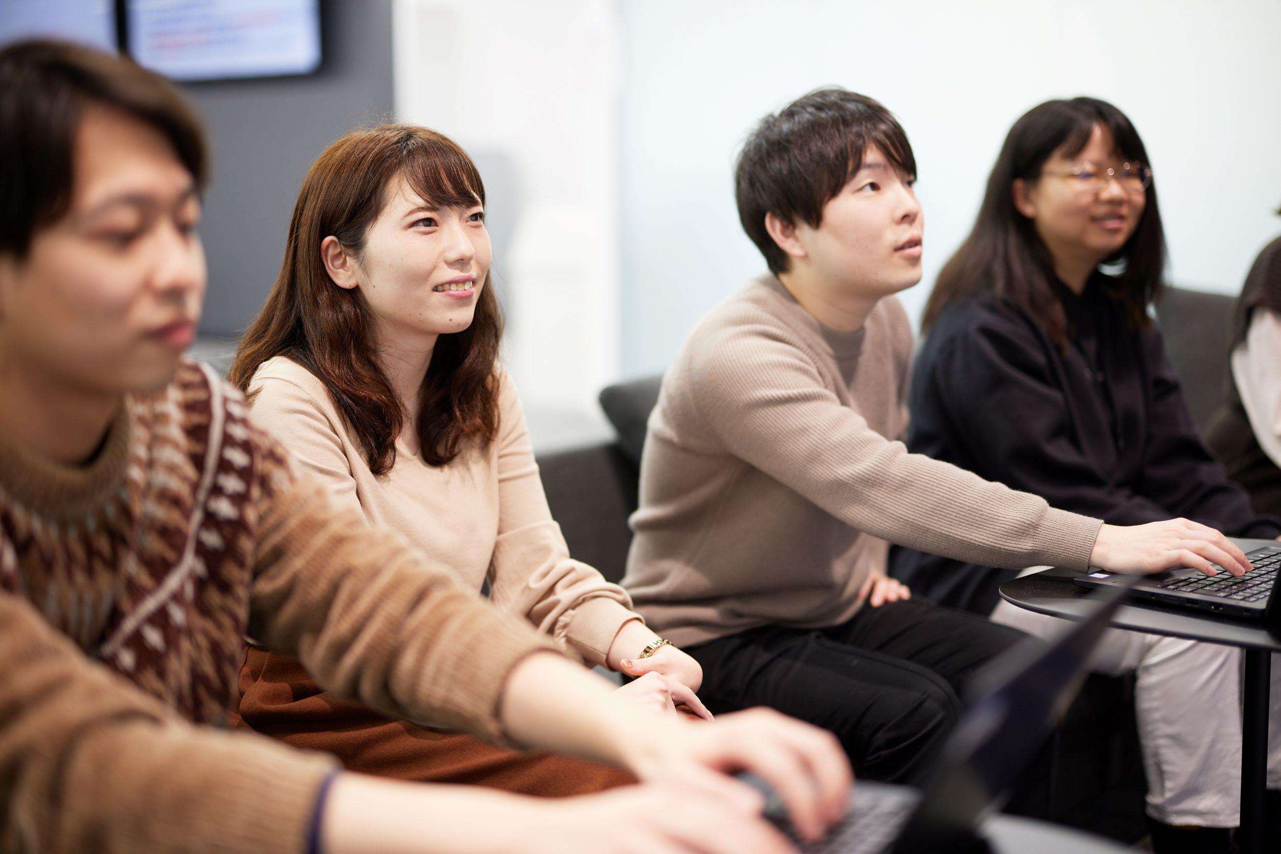 社内は自由な雰囲気で、社員同士の関係性も良好。無駄なストレスを感じることなく、のびのびと働ける環境だ。