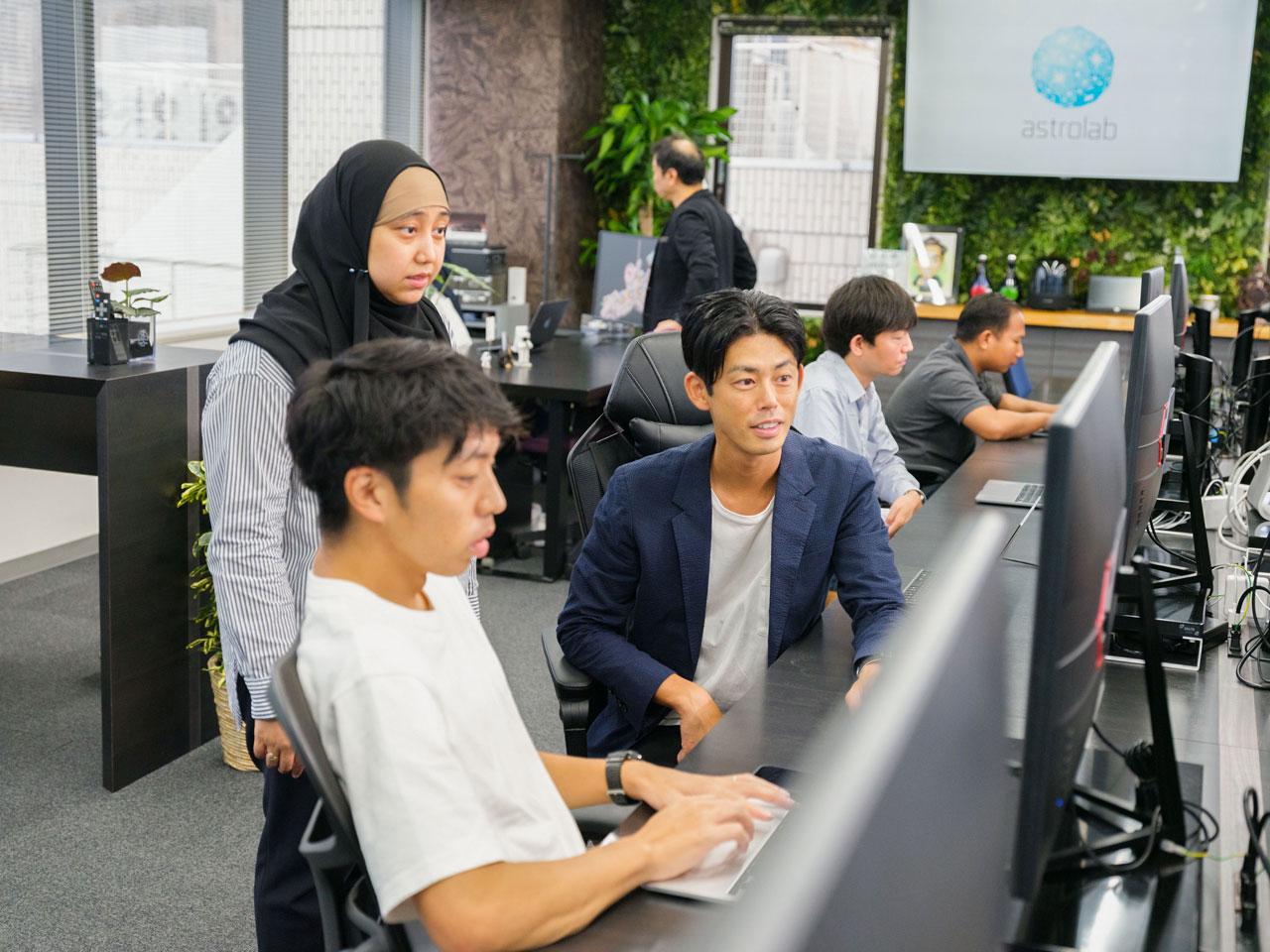 弊社事業は、大きく分けて２つある。1つ目は、
小売業を中心とした業務システムの開発・導入の受託開発と、2020年にローンチした自社サービスのSaaSプロダクト。