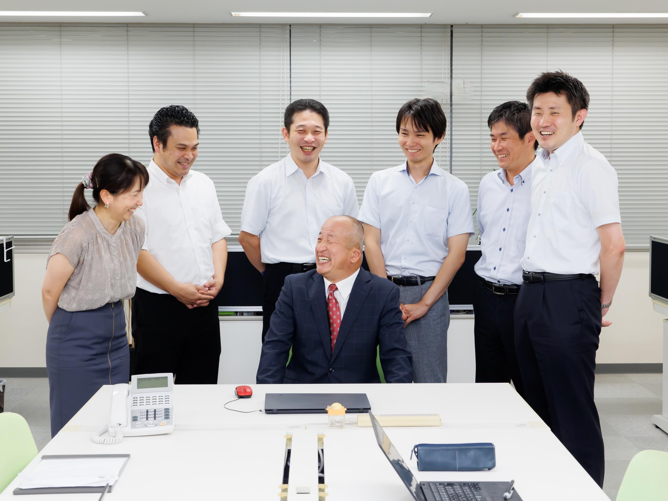 アッシュウェイブ社が技術者に求めることは、自分なりに考えていくための軸を持つことだ。クライアントと話す際、なぜそう思うのか、土台が確立されていなければ説得力を持つことはできない。そのためロジカルシンキングには特に力を入れて取り組んでいる。