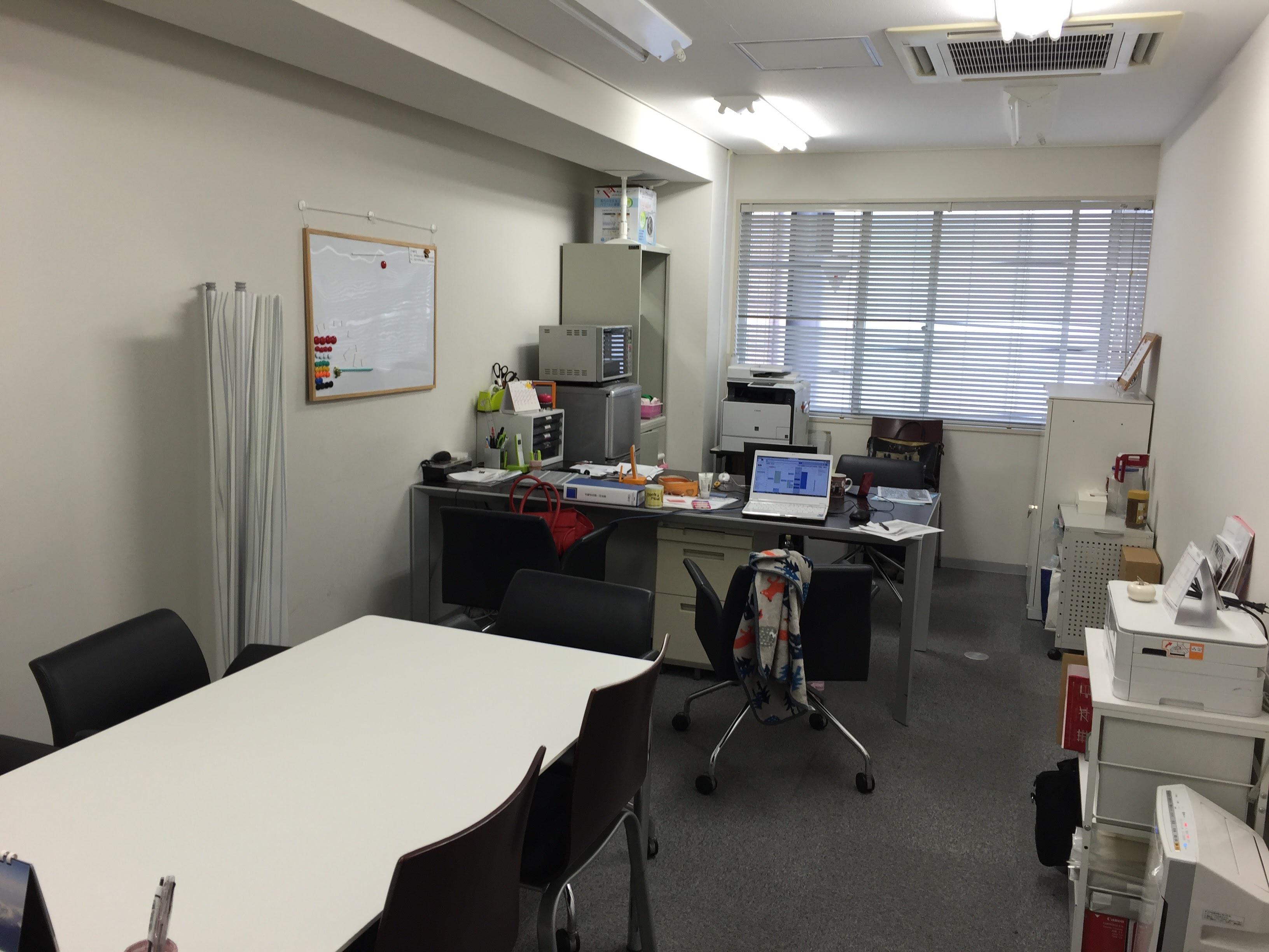 設立当初は、大阪市中心部の雑居ビルに小さな事務所を構えてスタート。

柔軟な働き方を実現するため事務所を閉鎖し、「フルリモートワーク」「フルフレックス」で従業員は全国各地から活躍中。「勤務間インターバル制度」も導入し“ホワイト”企業を目指す。