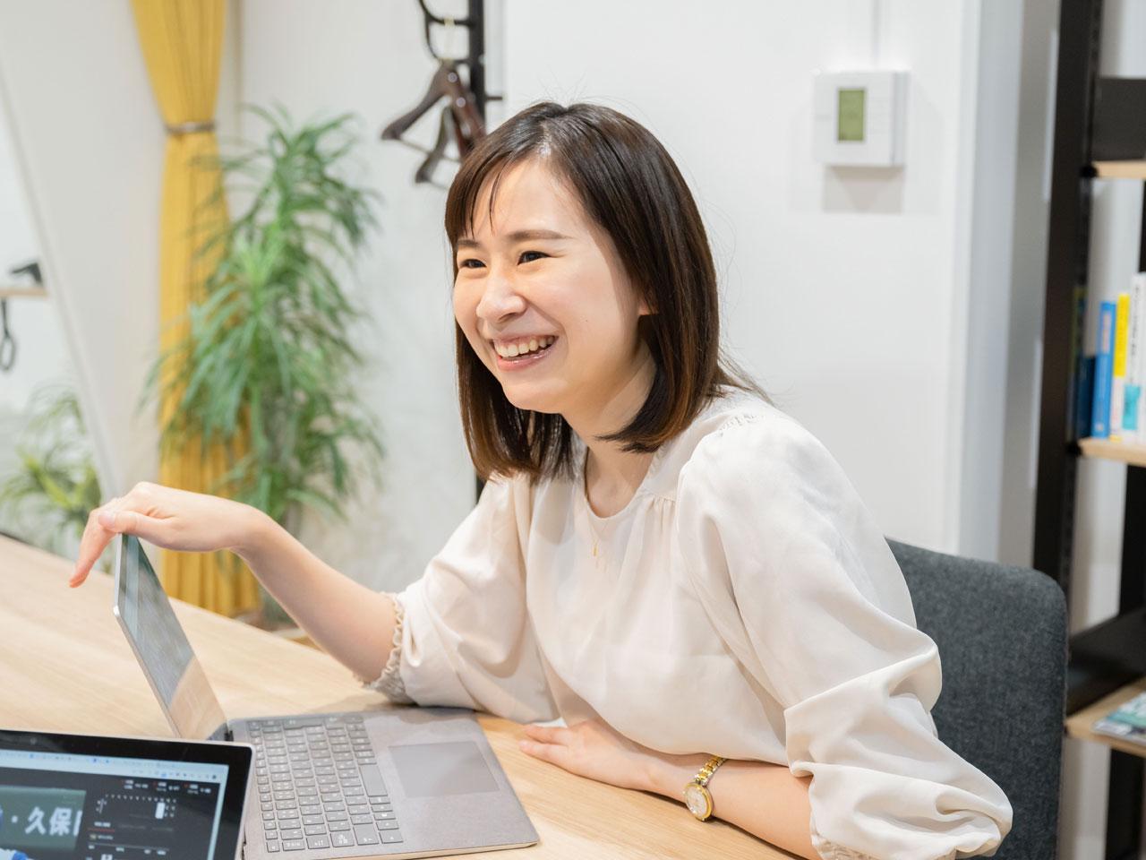 同社はしっかりとした研修プログラムを用意している。入社後は半年間の研修プログラムを通してしっかりと知識を身に付ける。また自身の足りないところを認識して、補う努力をする社員には、出し惜しみすることなくじっくり時間をかけて指導を行う。