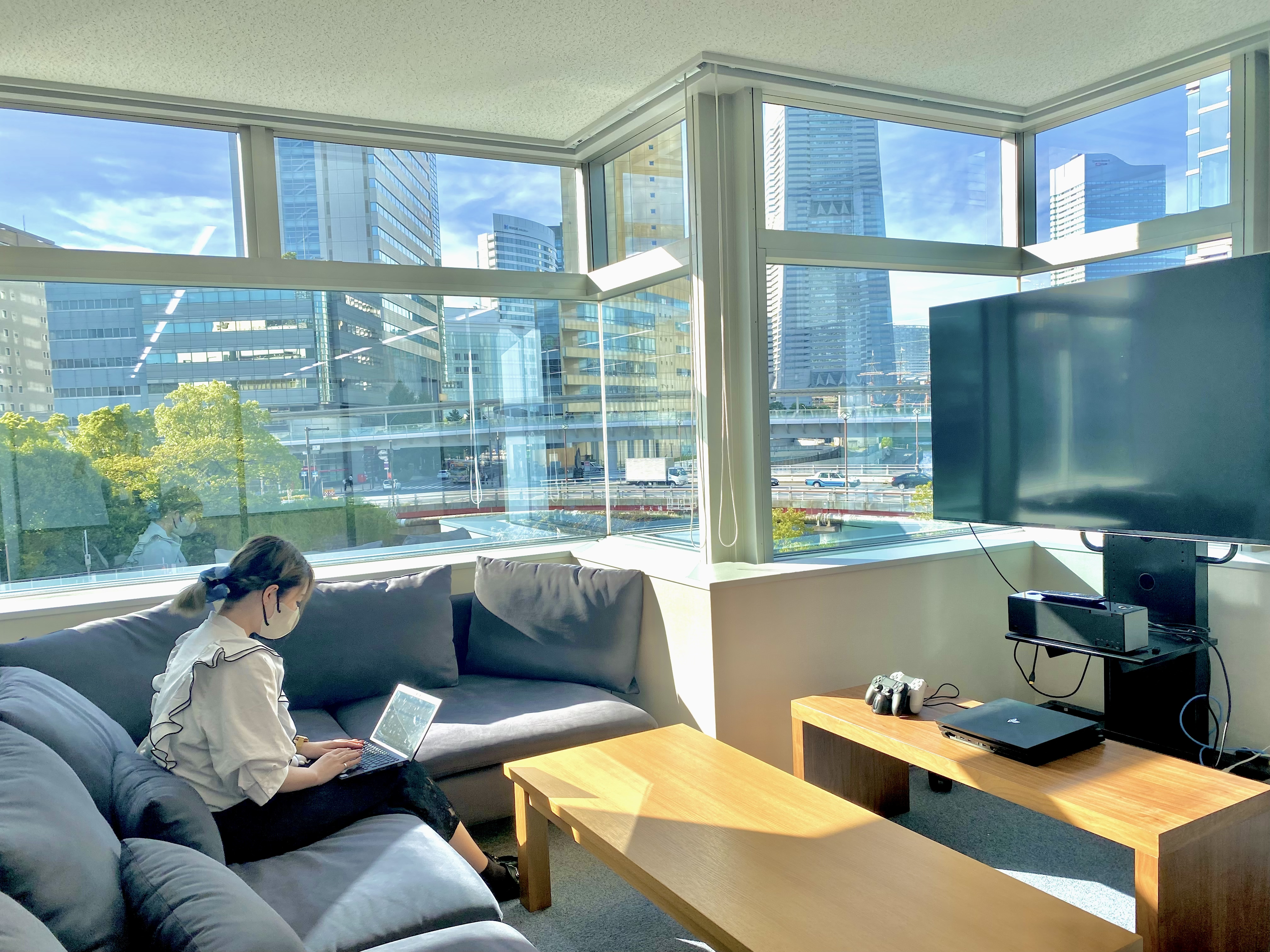 オフィスのソファスペースからは、桜木町からみなとみらいの景色が広がっている。