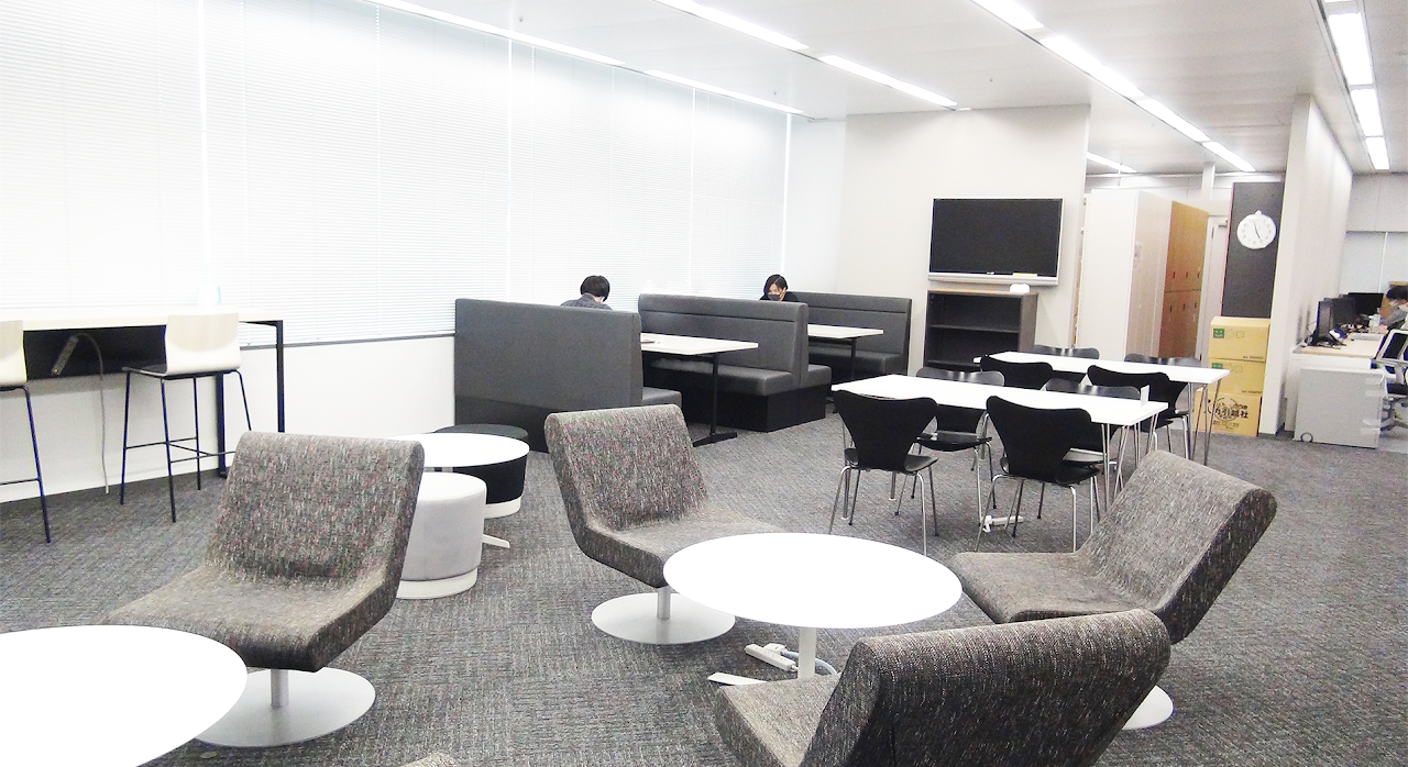 社内にはリフレッシュスペースがありリラックスできる環境があります。