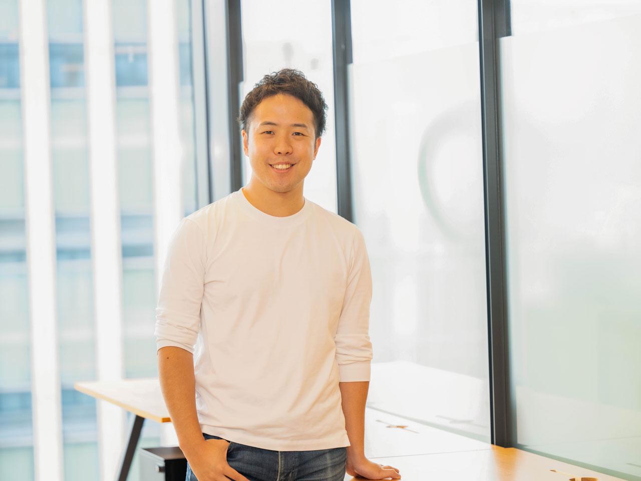 教育の最前線である学校の先生に対して、先生同士を繋ぐコミュニティサービス『SENSEI ノート』、民間企業と共同で作成した学校教材を提供する『SENSEI よのなか学』を提供する。