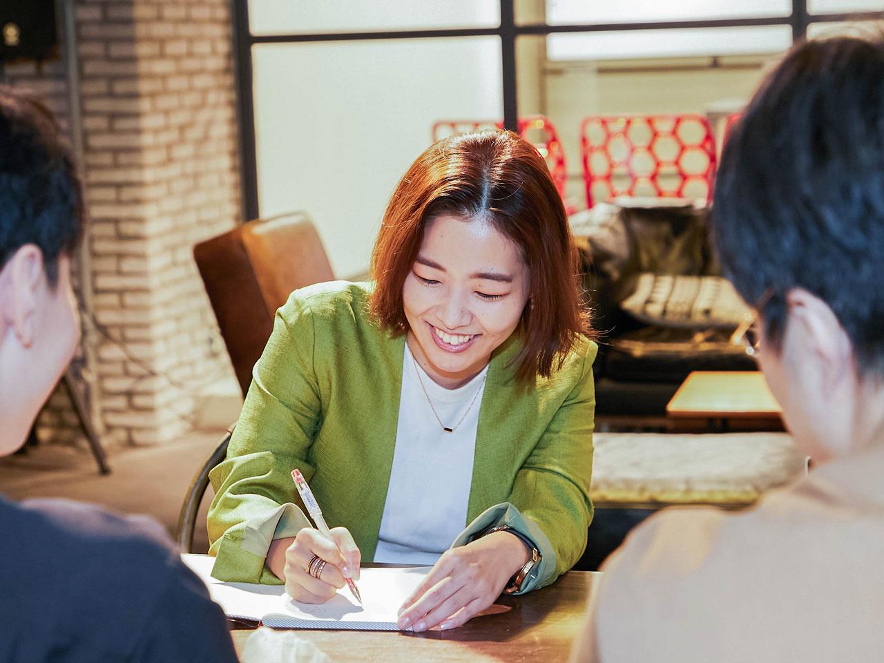 これに社内システムを接続し便利な機能を追加するといった周辺領域の開発に広げ、そのプロジェクトの方針策定から技術選定、PM体制づくりまでの全体を支援。