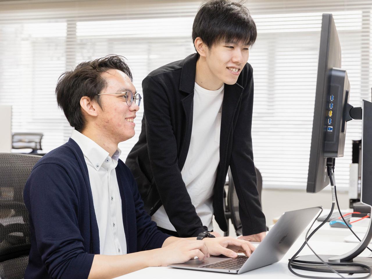 会社カルチャーとしては裁量を持ってリーダーシップを発揮しながら、チームワークを大事にする風土だ。困っている人がいれば手を差し伸べることが自然に行われる。