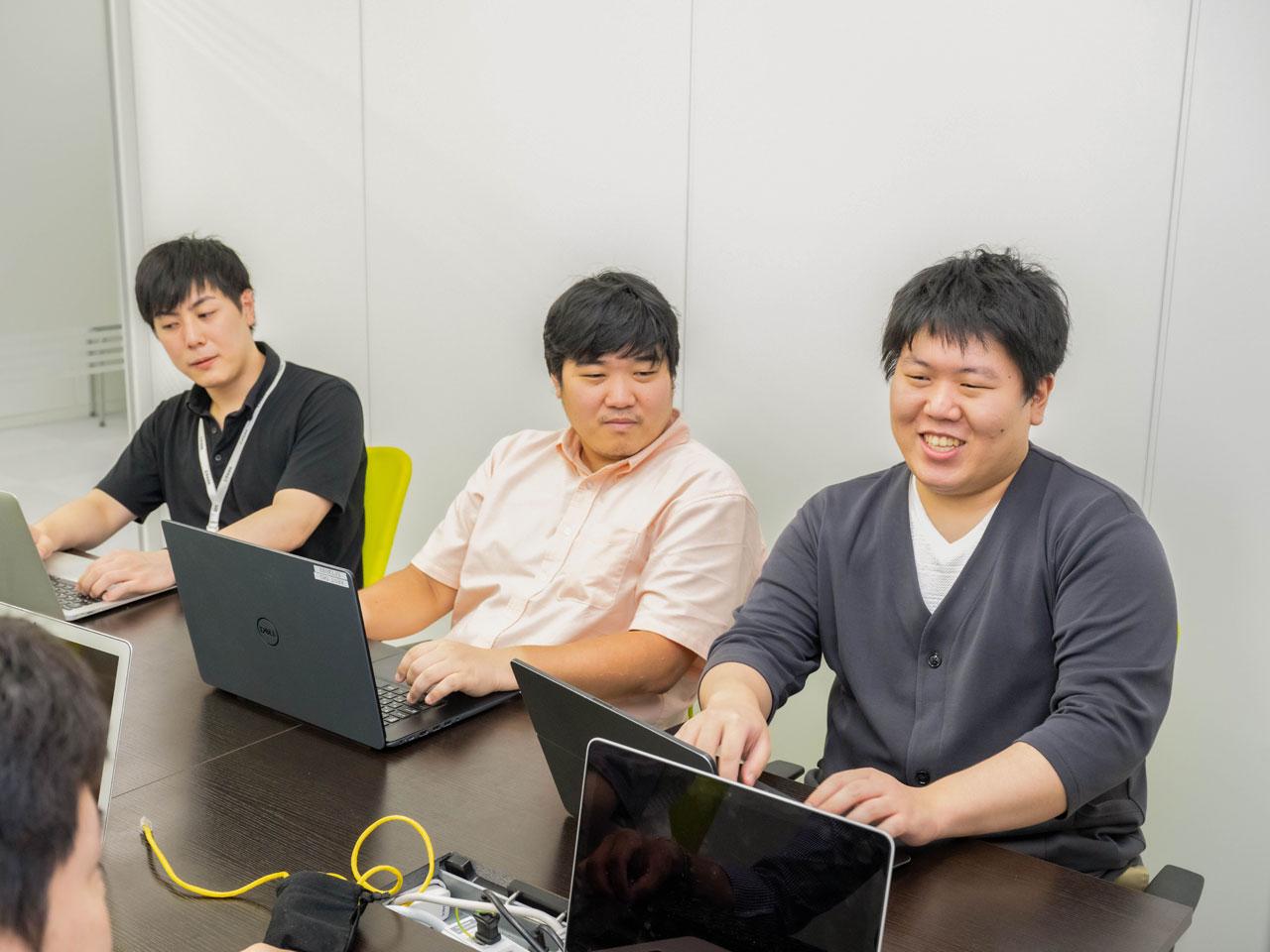 フルリモート・フルフレックス、月一1on1、表彰制度等、モチベーション高く働く仕組みづくりにも注力し、仕事内容も環境も魅力的だ。
