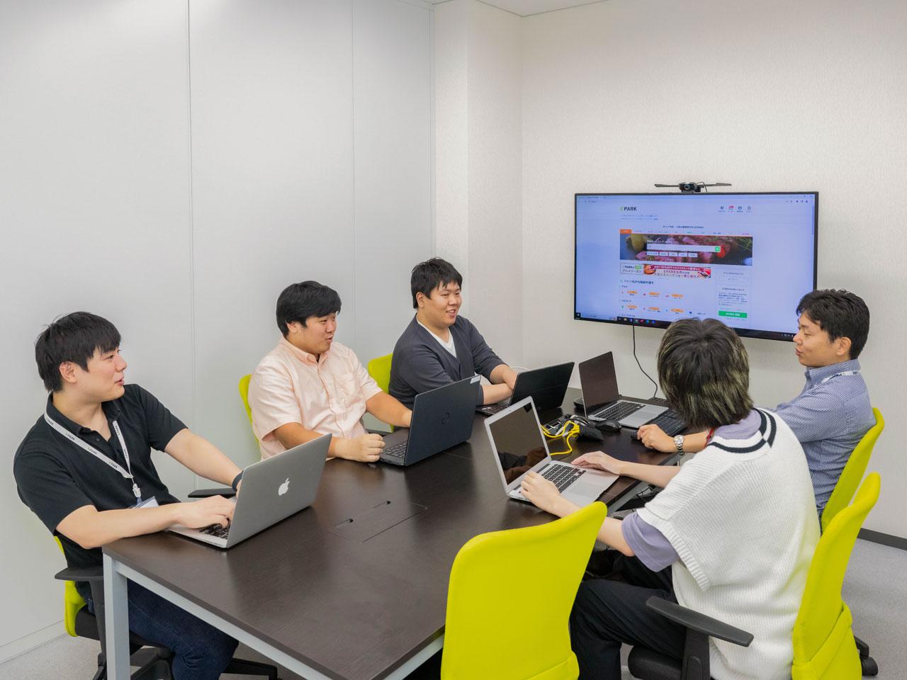 キャリア採用の場合は、実績に応じて最初からポジションを用意する。キャリアは、メンバークラスからサブマネージャーに進み、その先は仕事を任せたり、担当する仕事も、各人の強みを最大限に生かす。