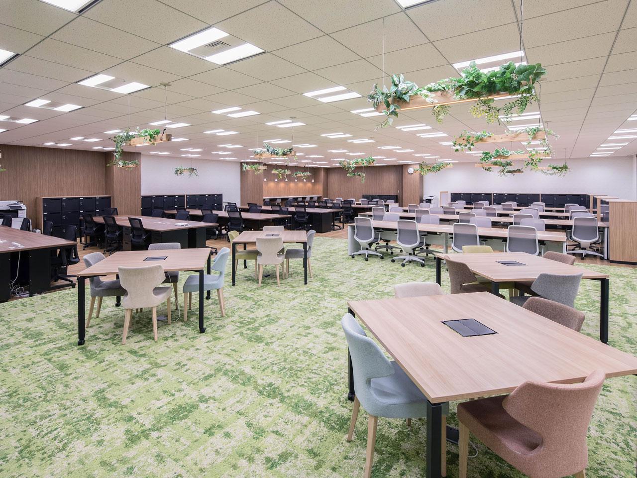 新入社員・中堅社員・ベテラン社員等、社歴・年齢の垣根を超えて意見を出し合い、より高度な業務環境づくりに取り組んでいる。