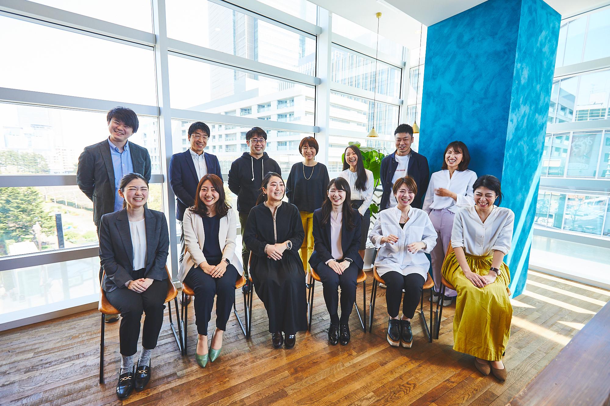 メンバー同士の信頼関係は厚く、打ち合わせはリラックスした雰囲気ながらも、真剣な意見が飛び交います。