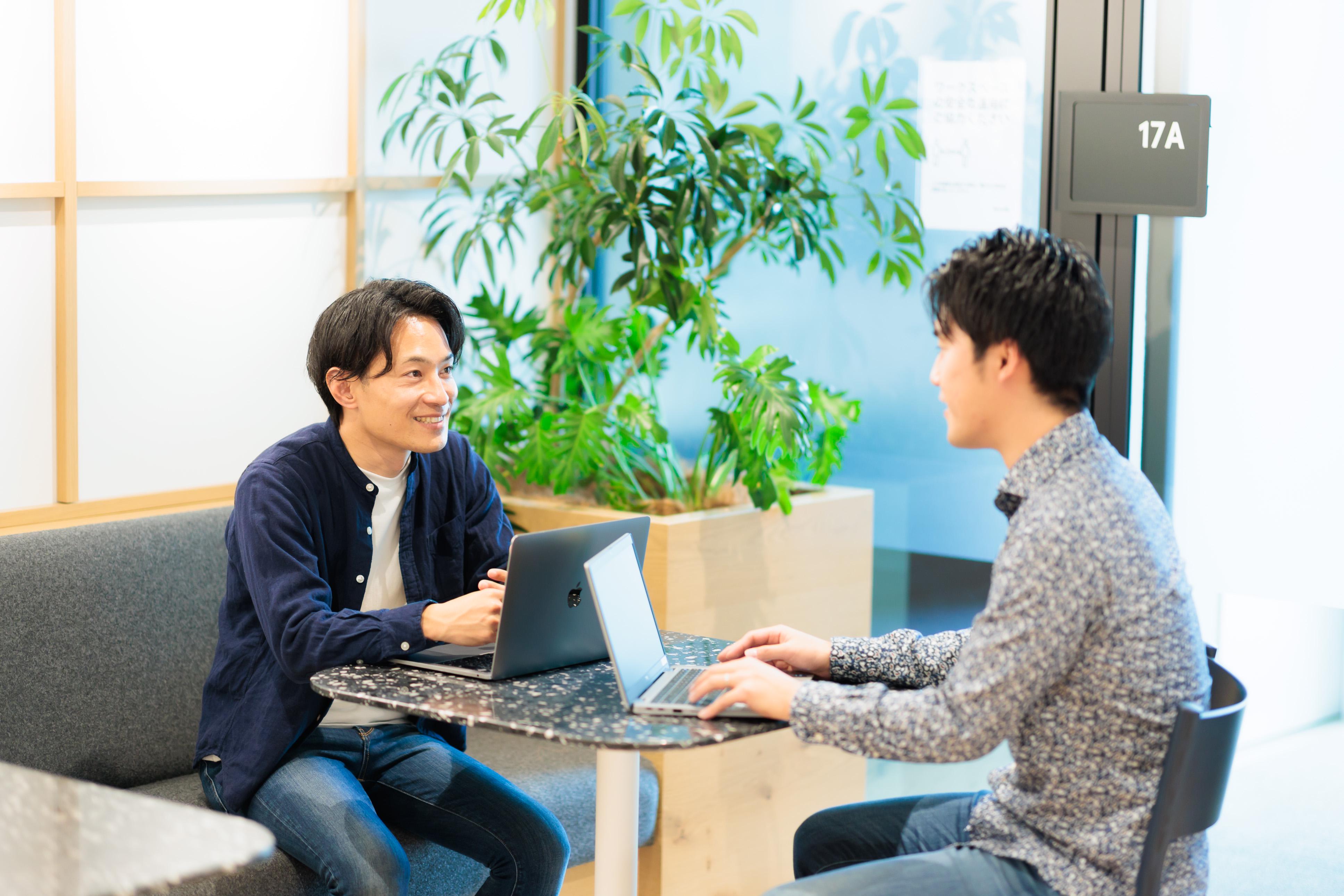 人事労務に関わるすべてのデータをジンジャーに集約し、「1つのデータベース」で管理することで、各システムでの情報の登録や変更の手間を削減とタレントマネジメントに活用します。