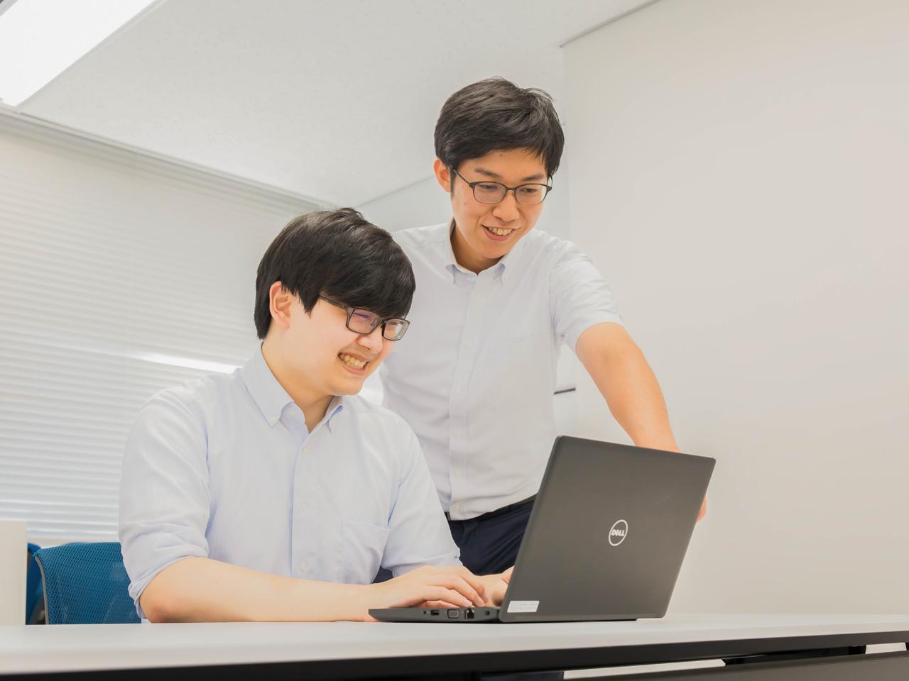 人材育成制度は、NTTデータグループのプロフェッショナルCDP（キャリア・デベロップメント・プログラム）認定制度を導入。新入社員から管理職まで、テクニカル系・ビジネス系・グローバル系の研修を網羅し、働きながらステップアップを図ることが可能だ。