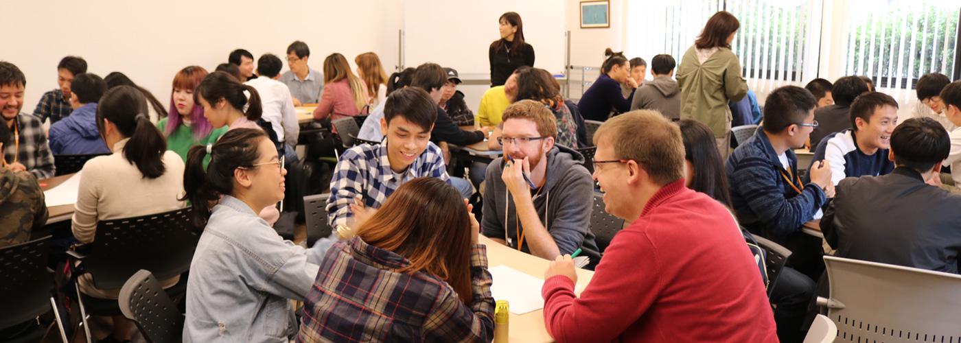 「専門力、人間力、国際力」という教育コンセプトにこだわるため、英語教育にも力を入れる。