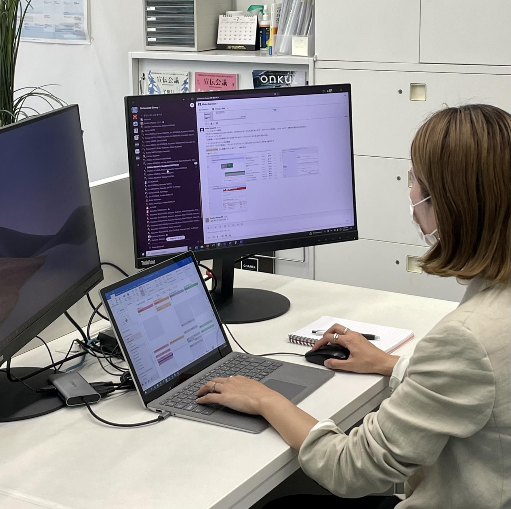 作業効率を高めるため、スタッフ全員にデュアルディスプレイが支給されている。