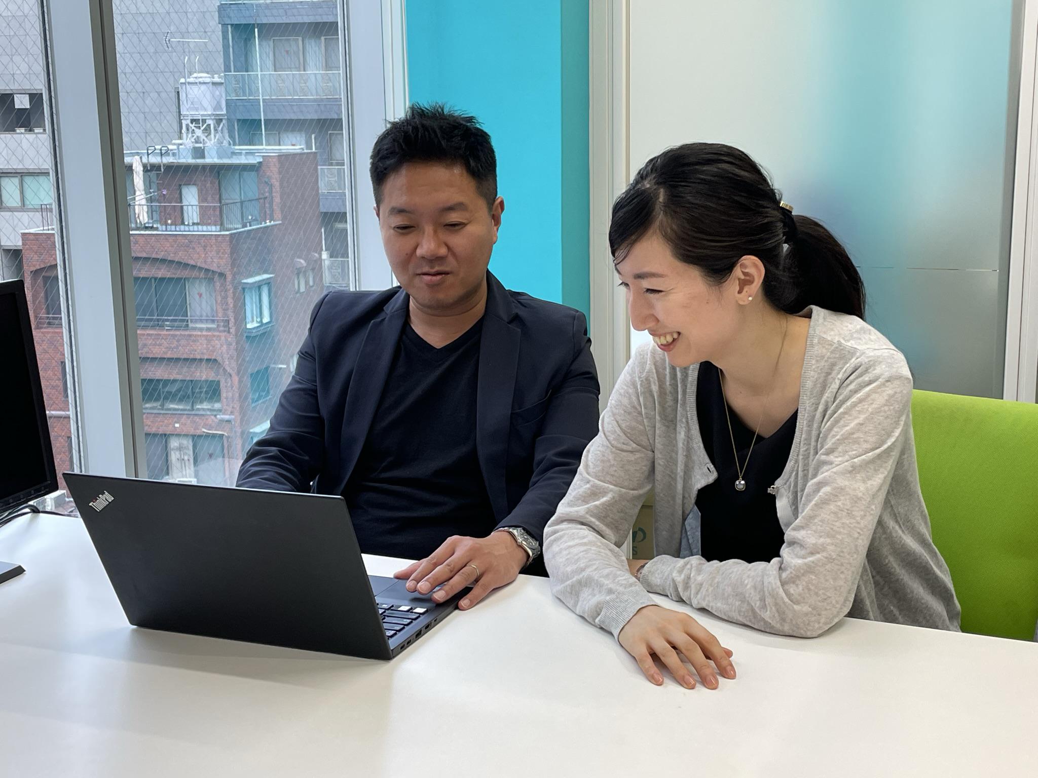 営業、翻訳、Webマーケティング、制作などが連携し、事業を推進している。