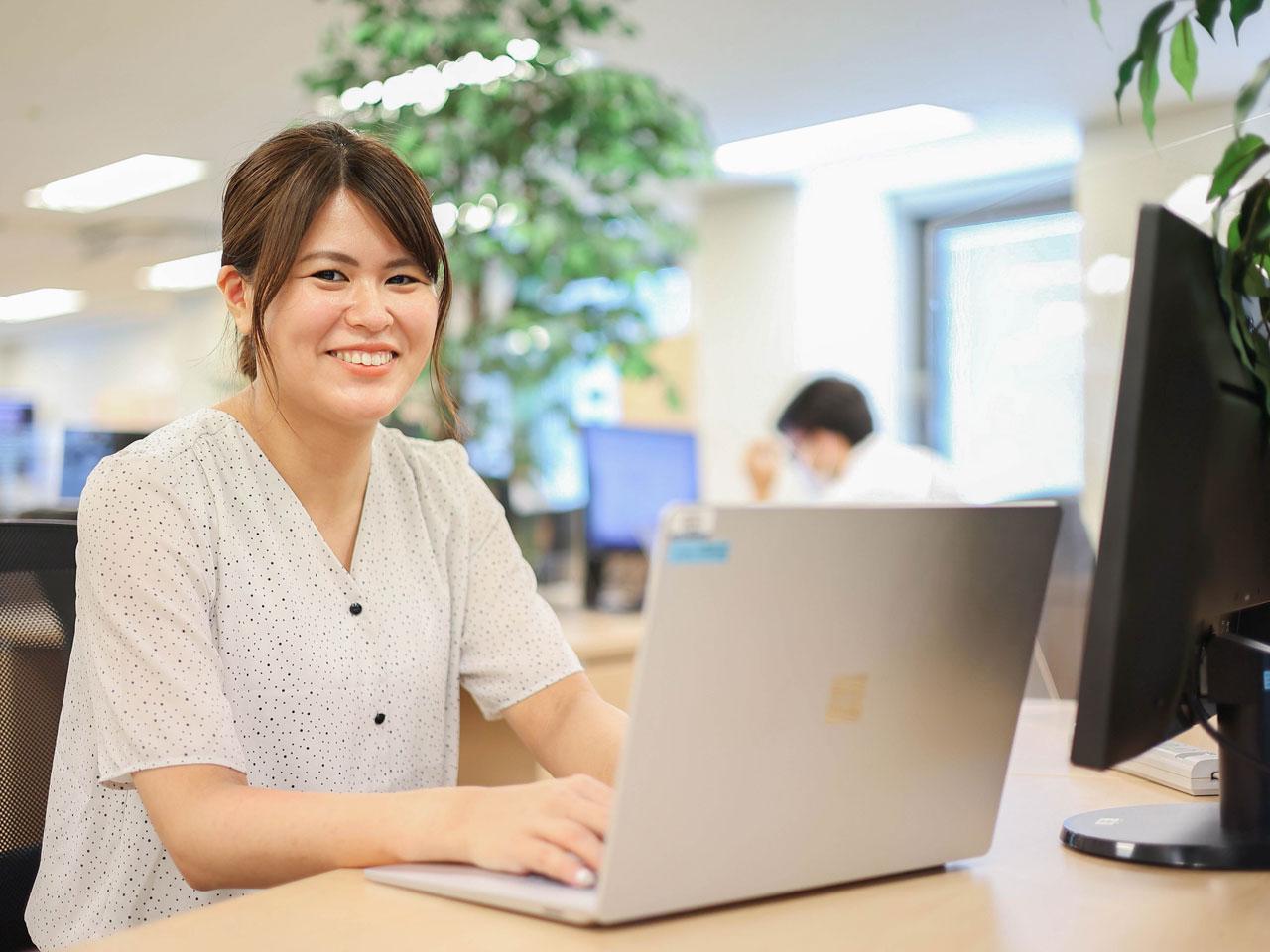 ソリューション開発を適正な見積もりで受注した後は、工数よりもどうすれば顧客が満足できるものをつくるかに集中し、高利益率のデータセンター利用の継続的な取引を生む。