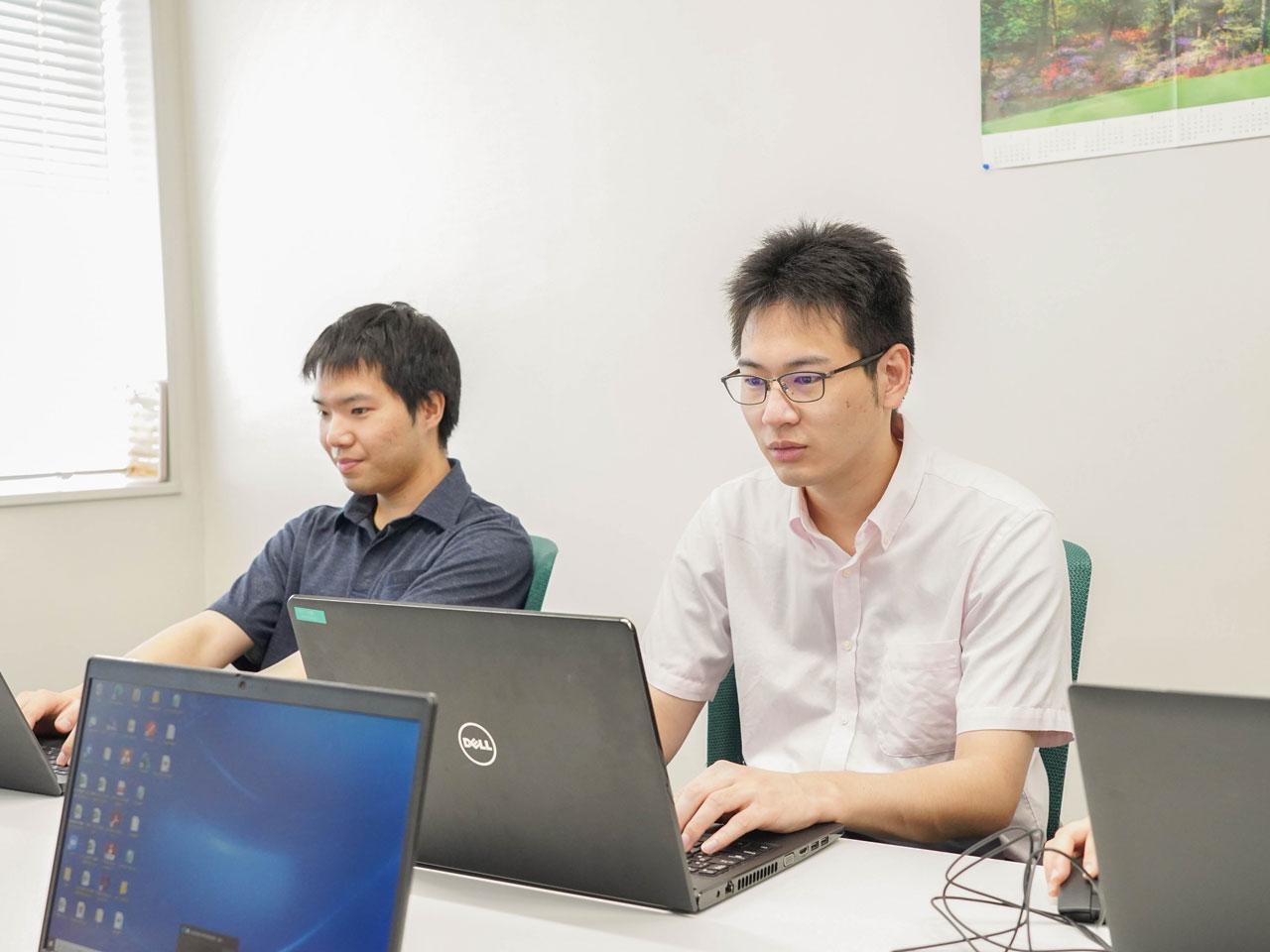 現在は、金融機関や放送事業者向けのシステム、そして在庫管理や受発注管理を担うシステム、そしてスマートフォンやタブレット端末用アプリケーション等、業種を限定しない業務系システムの提供を、自社のビジネスの中心に据えている。