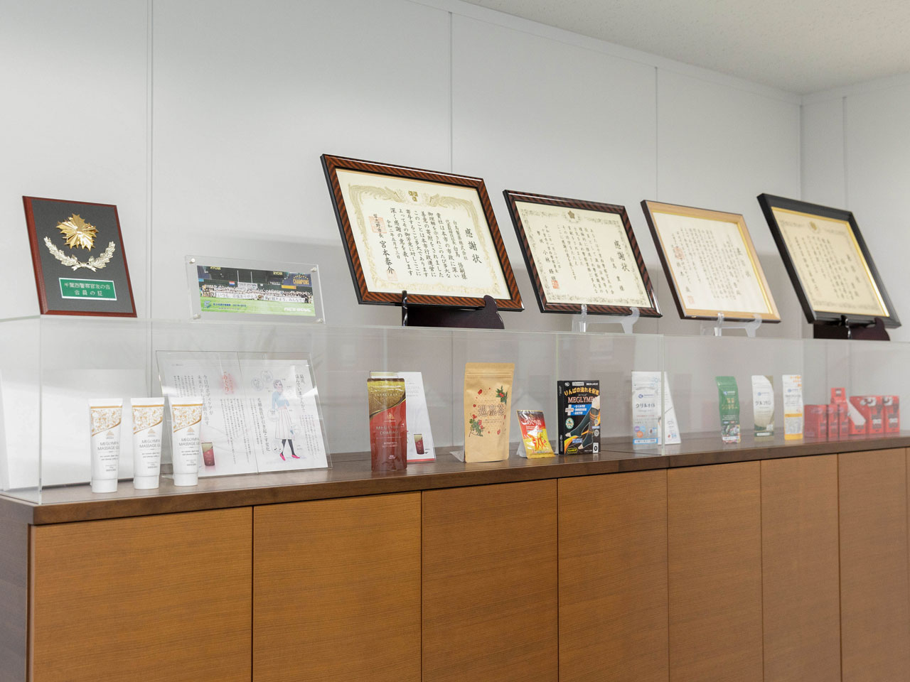 同社は、大正時代に日本で初めてカフェインの抽出に成功。以来、医薬品の原薬および中間体の受託開発・製造を中心に、機能性有機化合物や美容および健康食品の開発も手掛ける等、人々の健康的な生活に長年にわたって貢献してきた。