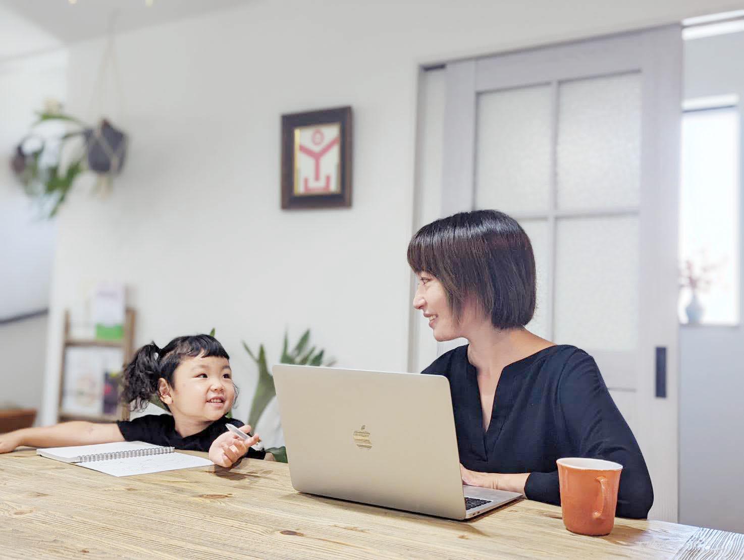 フルリモートでの勤務となり場所を選ばずに自由に働くことが可能です。5名の子育てママが活躍もしていますので、皆様に合った柔軟な働き方が可能なのが当社の特徴です。