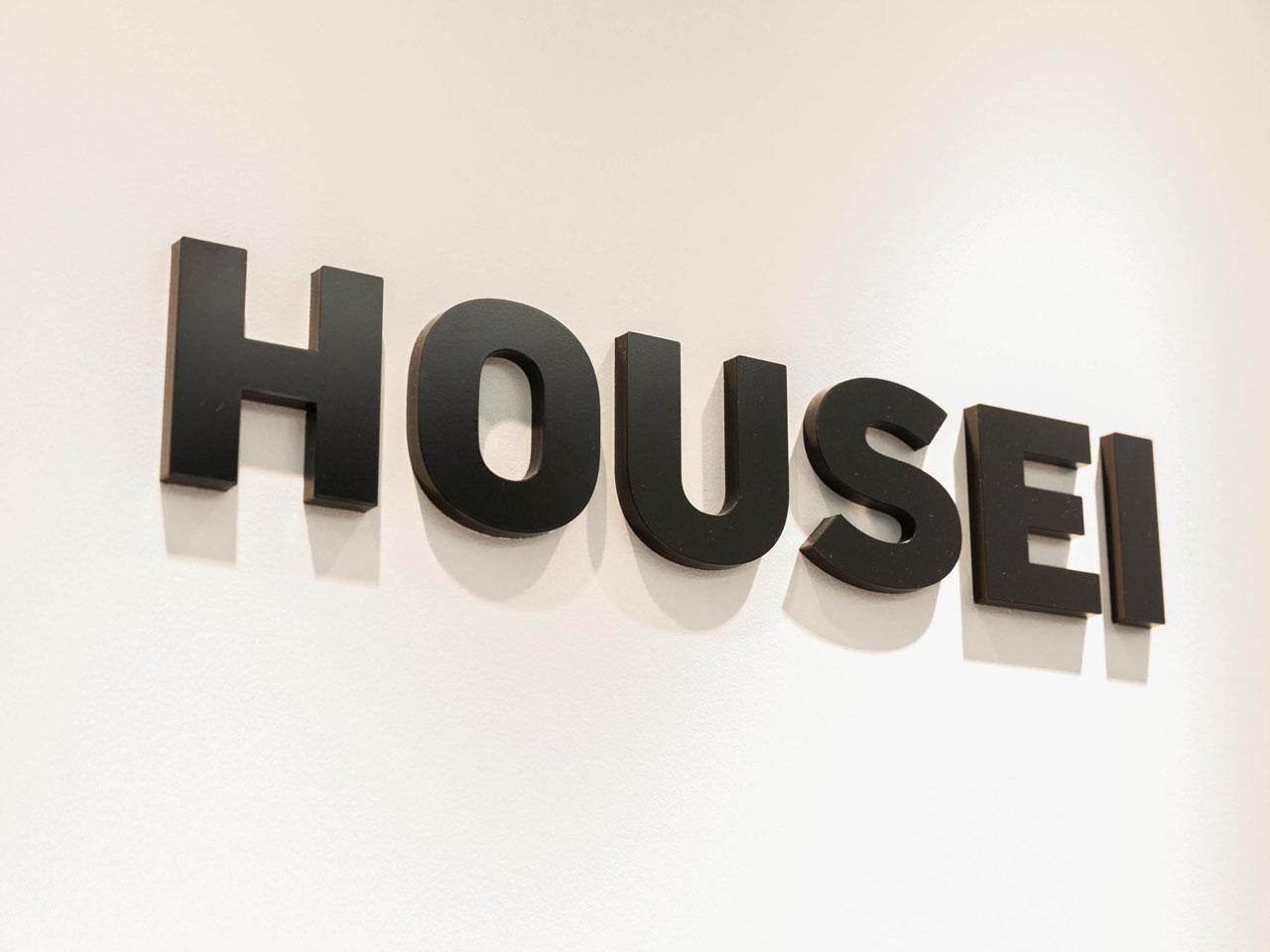 同社は、新聞社や出版社等メディア向けの情報システムにおけるリーディングカンパニーとして知られる。