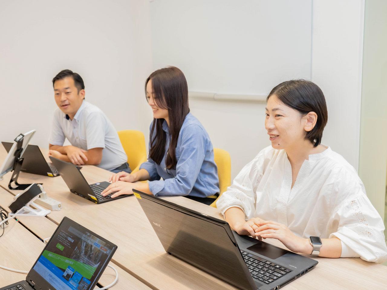 「紙の専門商社」としてスタートしたが、その後国内における外食産業の成長と共に、顧客のニーズに応えるために業務用備品資材を手掛けるようになった。