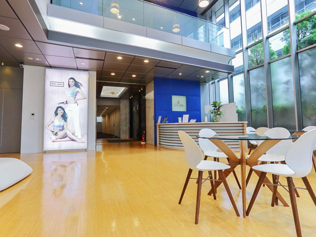 同社は、時代ごとに、“その時世の中に大量に広めるべき、お客様の生活が良くなるような商材”を厳選し、類いまれなる営業力で普及させてきた。