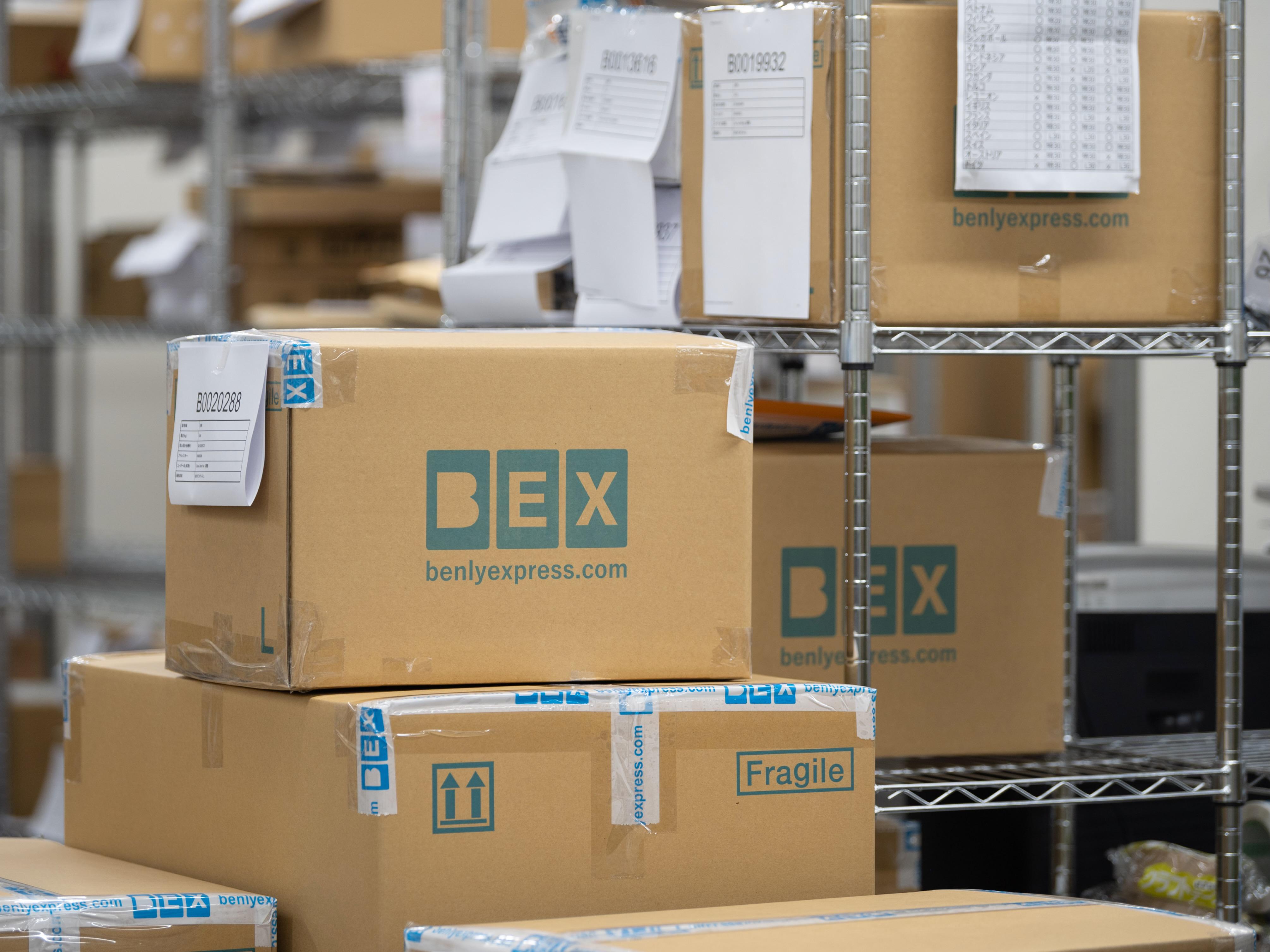 海外のユーザーが『BEX』に会員登録をすると、日本国内にある私書箱（倉庫）住所を届け先にして日本の通販サイトで買い物ができるようになる。同社は、多く人々が平和に楽しくECを活用できる世界にしていきたい。