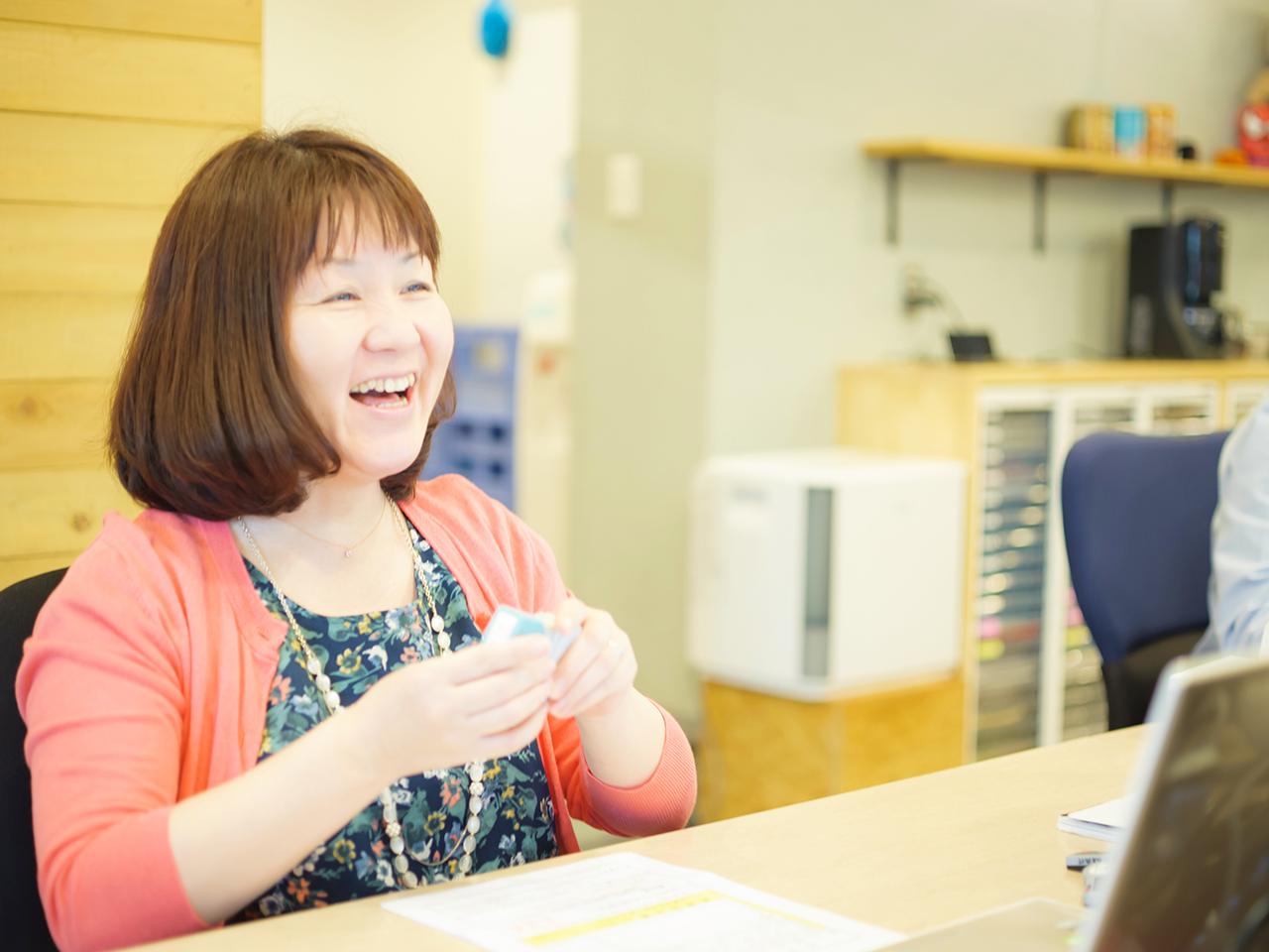 基本在宅ワークで画面越しに、スタッフ同士コミュニケーションを取りますが、週1で出勤して会う時間もまた格別に楽しいです！