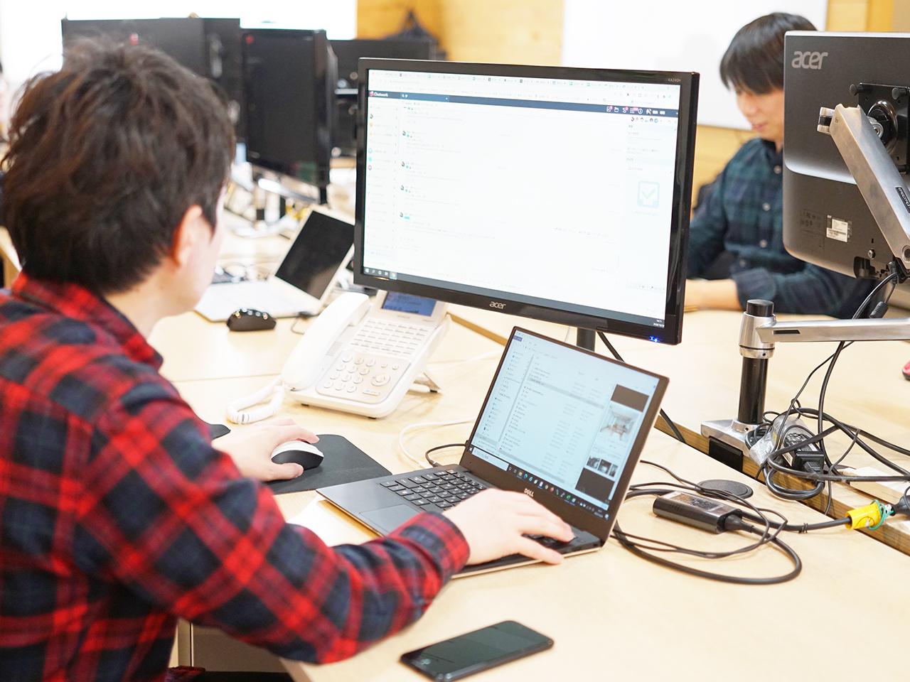 働きやすい環境を重視しているため、長時間作業でも疲れない高級オフィスチェアや、140cmの作業デスク、最大4枚のディスプレイなどをお渡ししています。